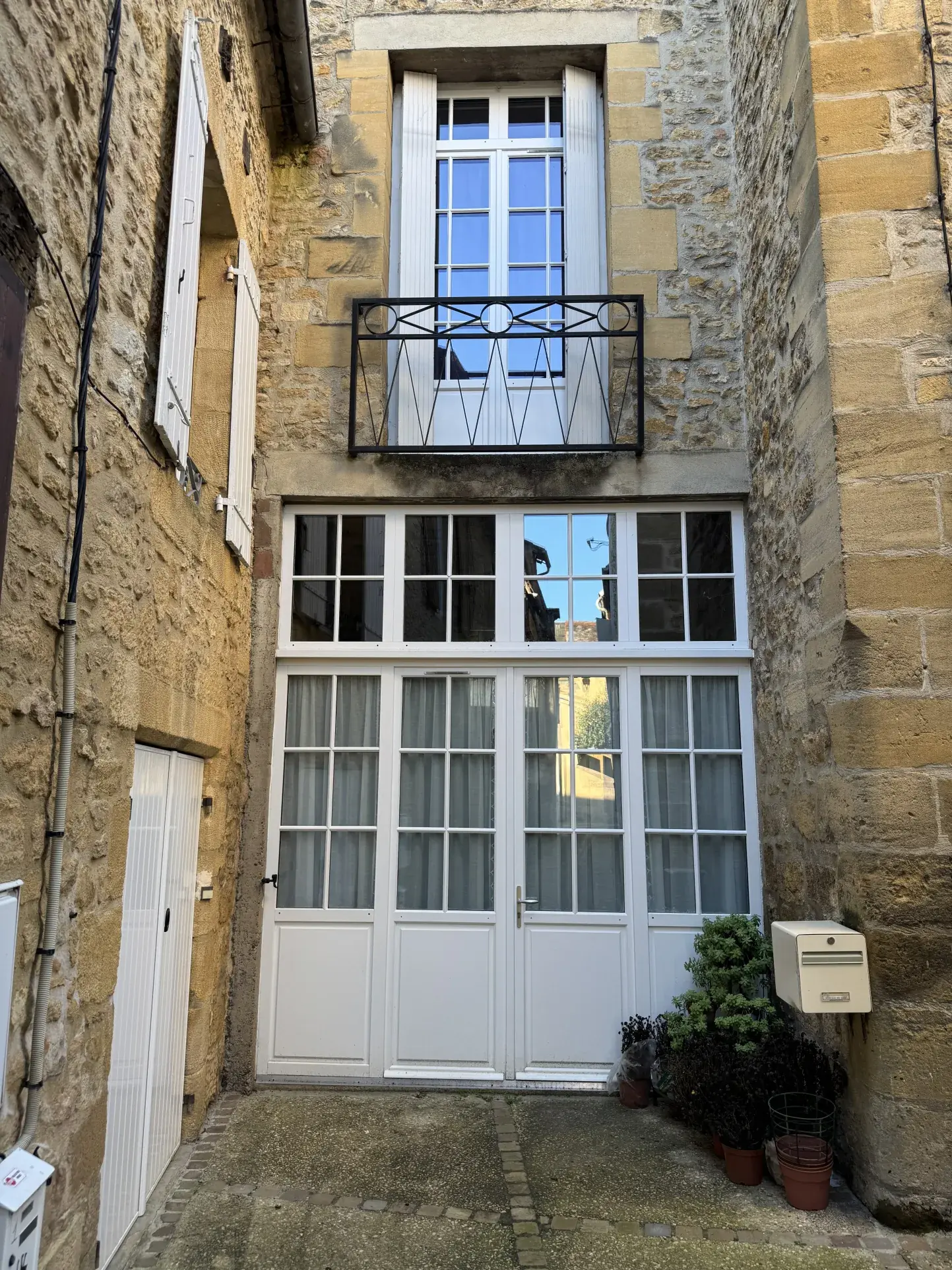 Maison de ville à Sarlat, 61 m², proche centre historique à rénover 