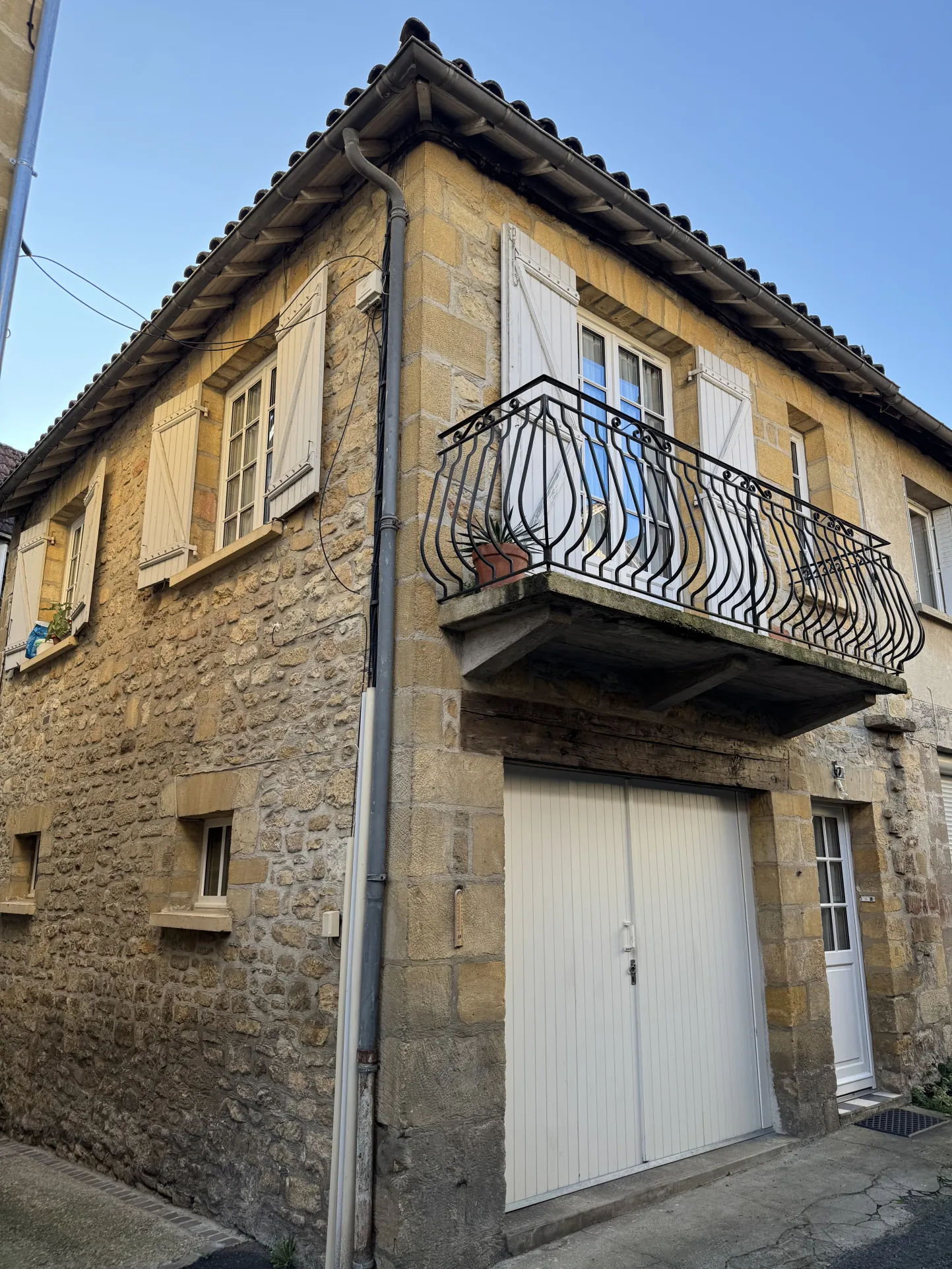 Maison de ville à Sarlat, 61 m², proche centre historique à rénover 