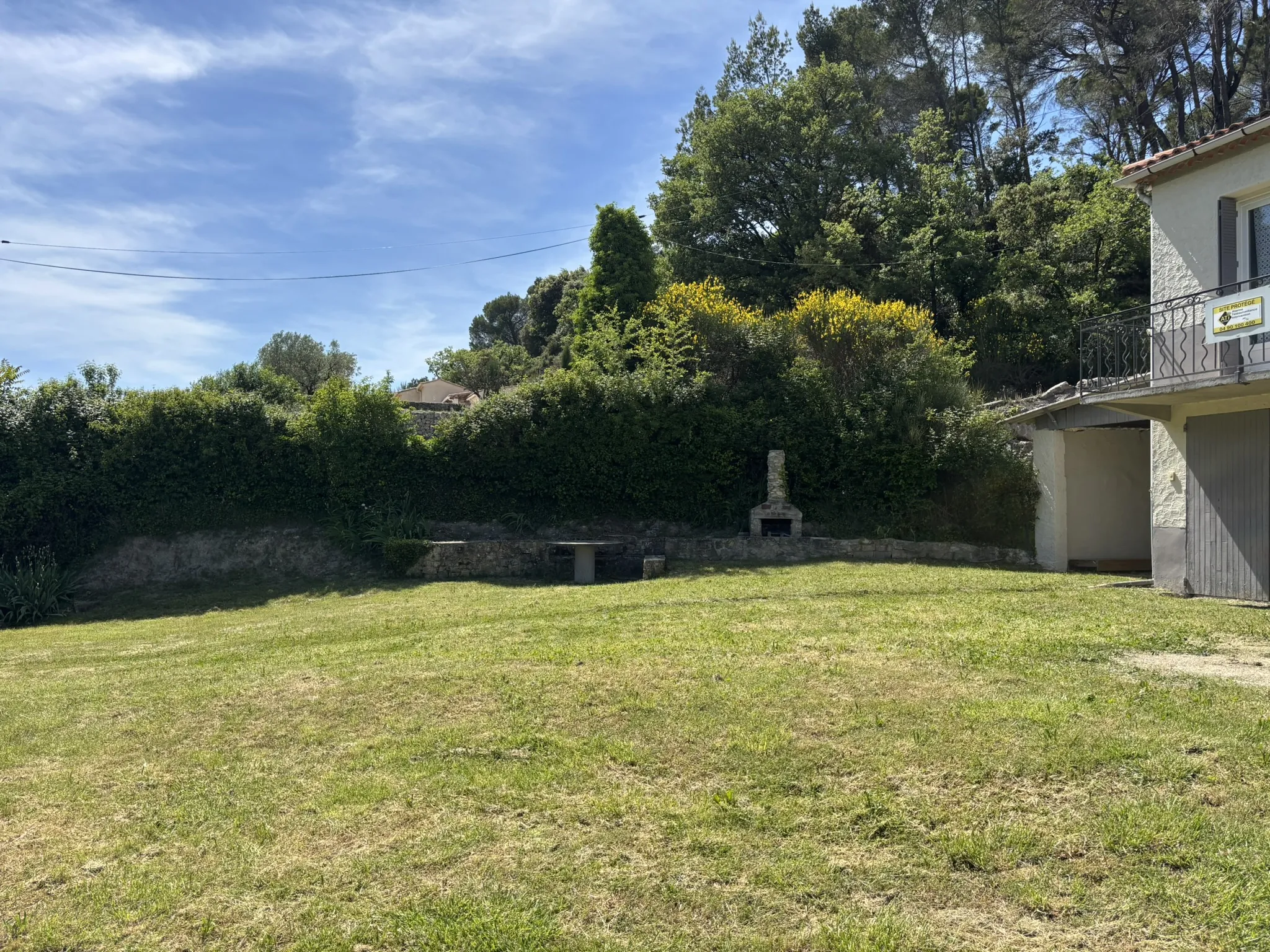 Maison avec terrain de 1000 m² à Entrechaux, vue dégagée, garage, possibilité d'agrandissement 