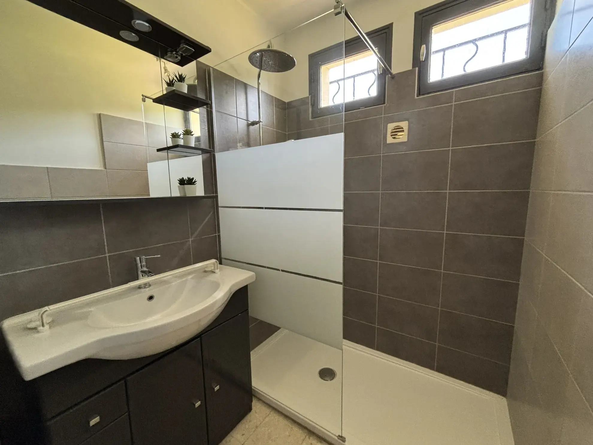 Maison avec terrain de 1000 m² à Entrechaux, vue dégagée, garage, possibilité d'agrandissement 