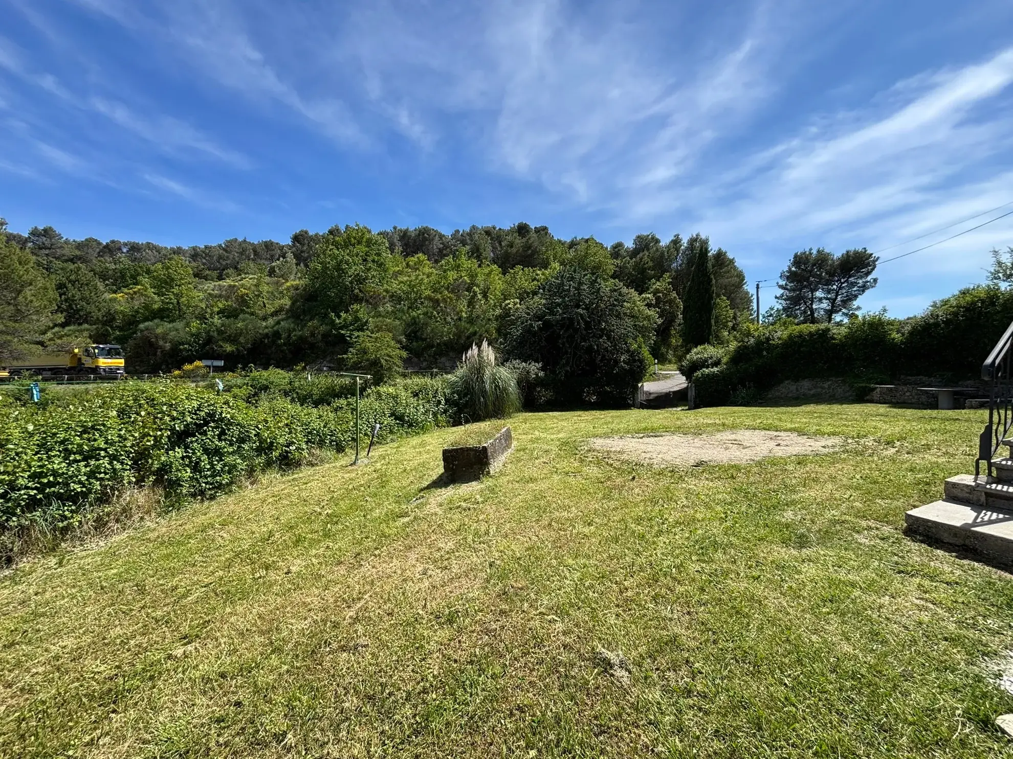 Maison avec terrain de 1000 m² à Entrechaux, vue dégagée, garage, possibilité d'agrandissement 