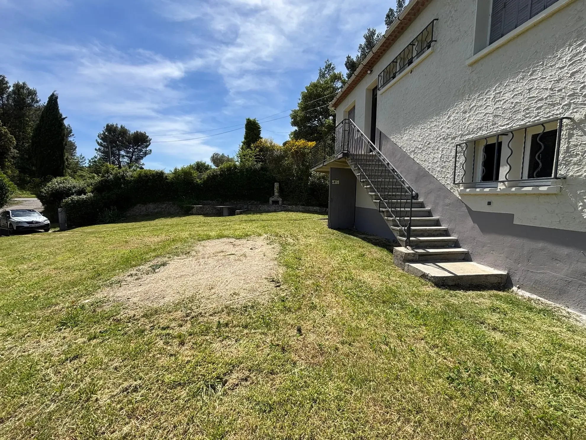 Maison avec terrain de 1000 m² à Entrechaux, vue dégagée, garage, possibilité d'agrandissement 
