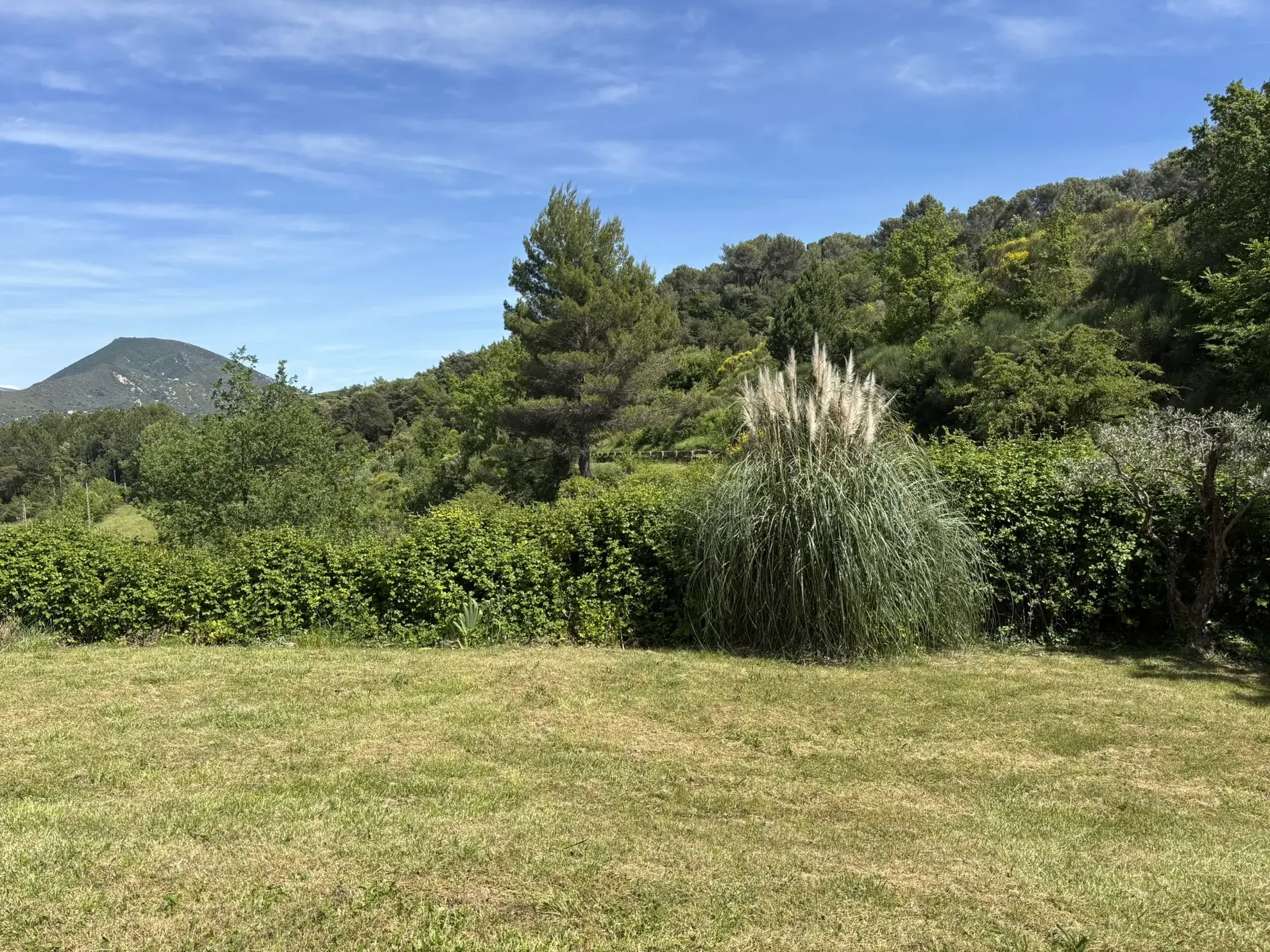 Maison avec terrain de 1000 m² à Entrechaux, vue dégagée, garage, possibilité d'agrandissement 