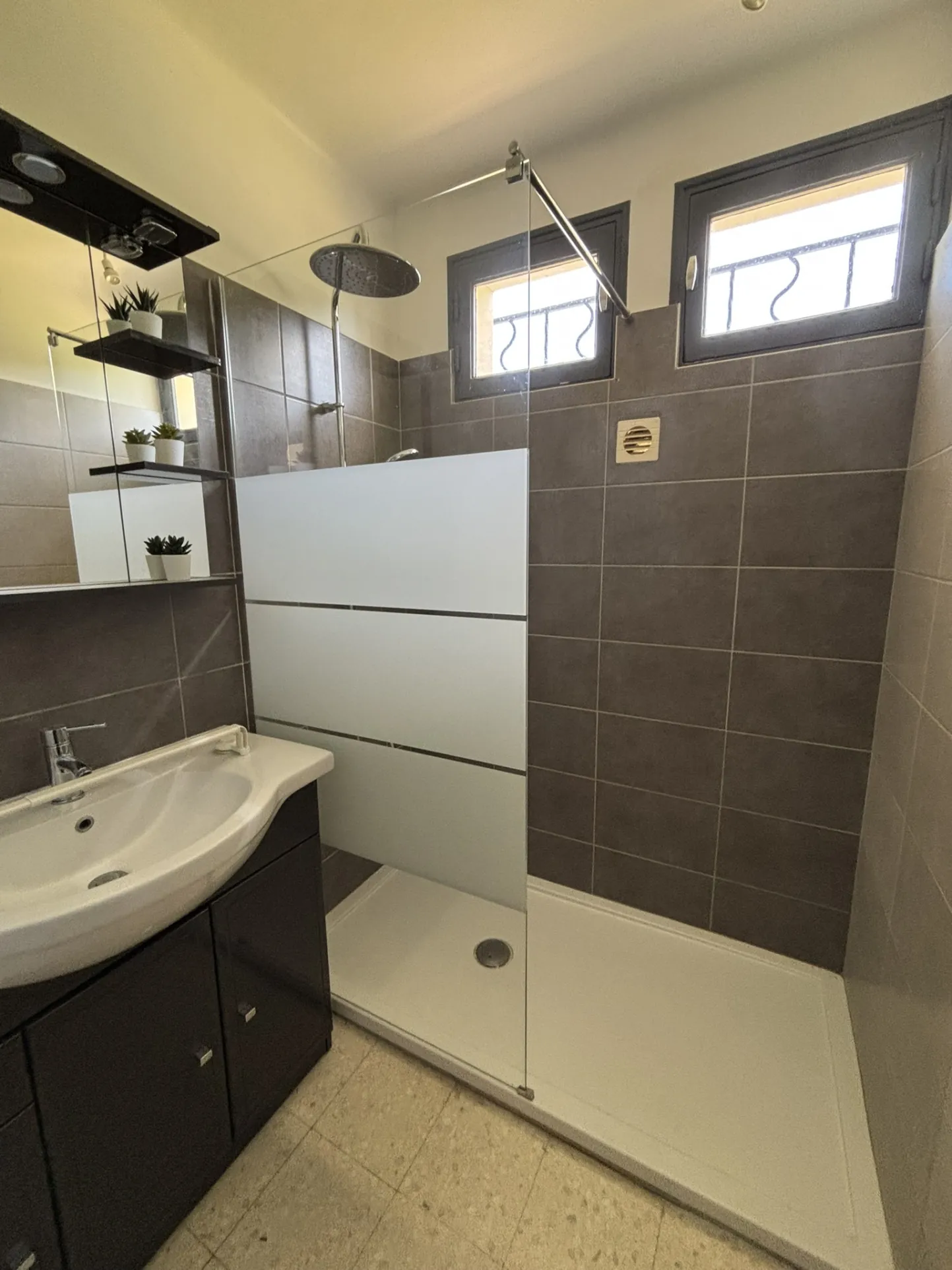 Maison avec terrain de 1000 m² à Entrechaux, vue dégagée, garage, possibilité d'agrandissement 