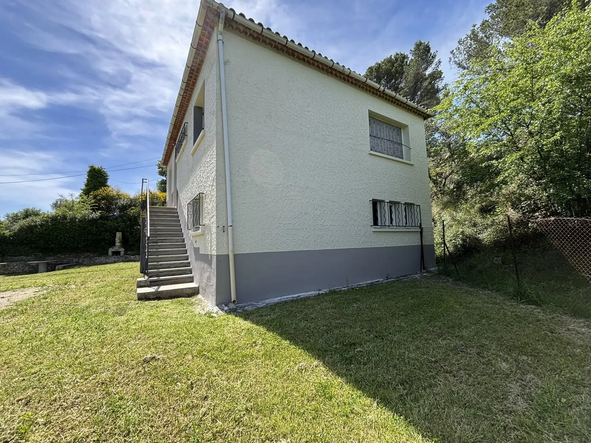 Maison avec terrain de 1000 m² à Entrechaux, vue dégagée, garage, possibilité d'agrandissement 