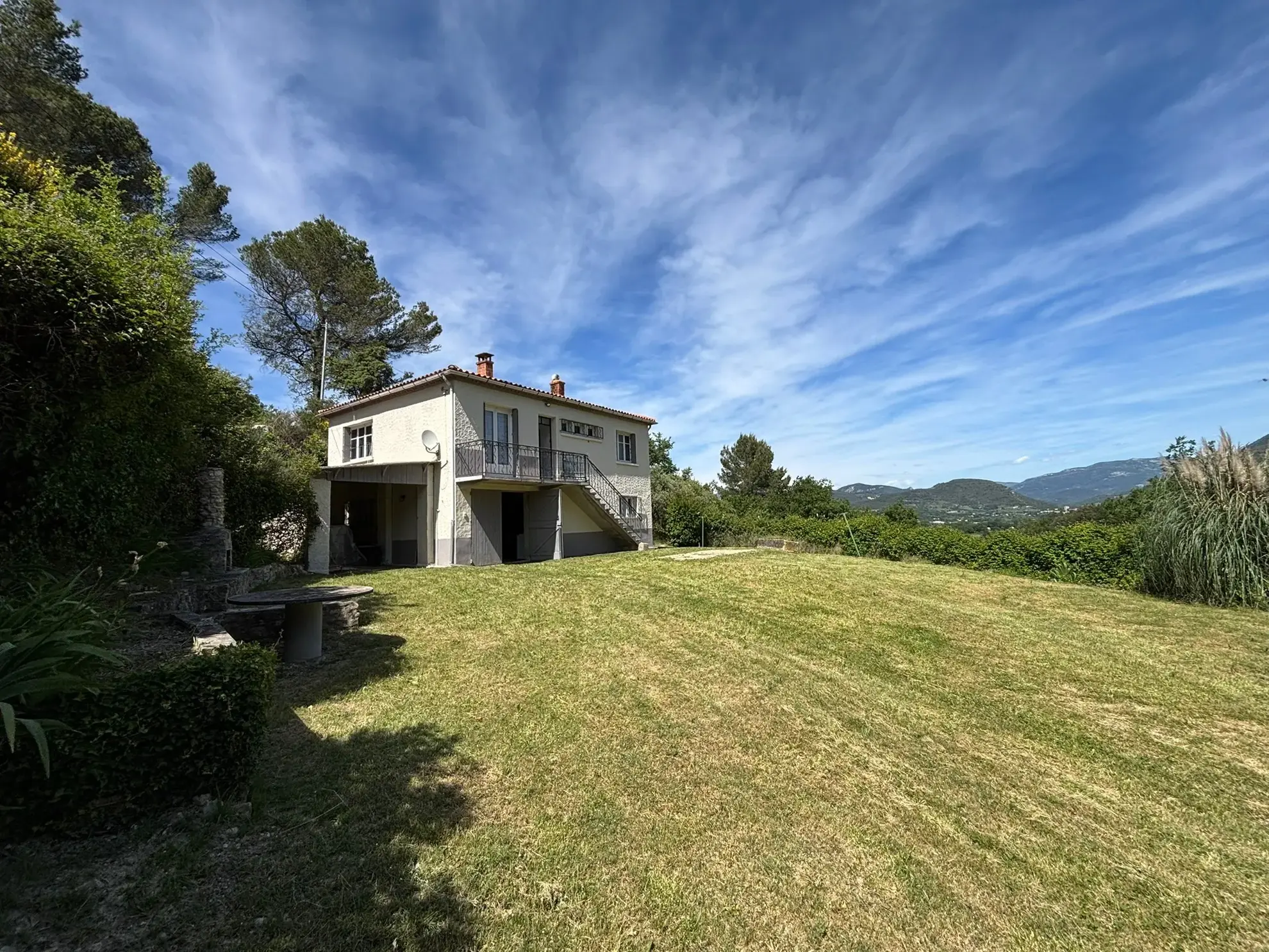 Maison avec terrain de 1000 m² à Entrechaux, vue dégagée, garage, possibilité d'agrandissement 
