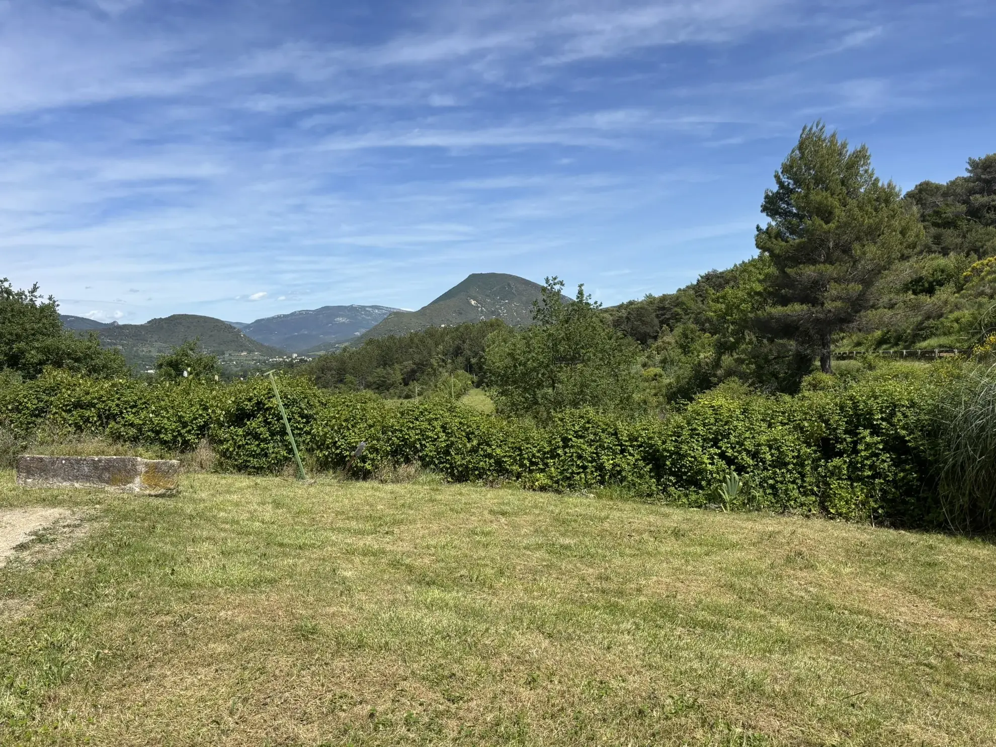 Maison avec terrain de 1000 m² à Entrechaux, vue dégagée, garage, possibilité d'agrandissement 