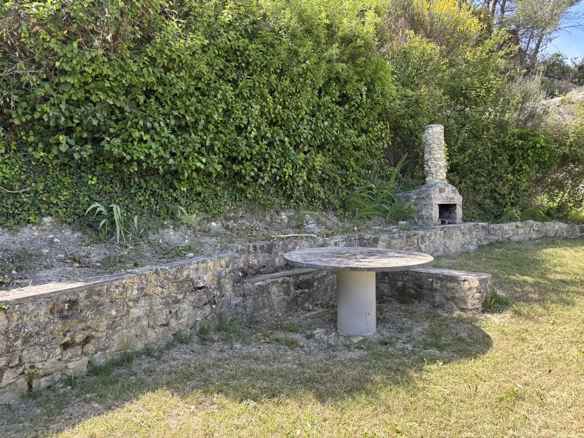 Maison avec terrain de 1000 m² à Entrechaux, vue dégagée, garage, possibilité d'agrandissement 