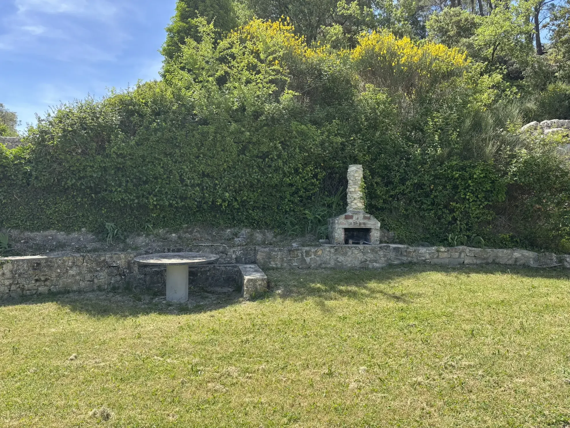 Maison avec terrain de 1000 m² à Entrechaux, vue dégagée, garage, possibilité d'agrandissement 