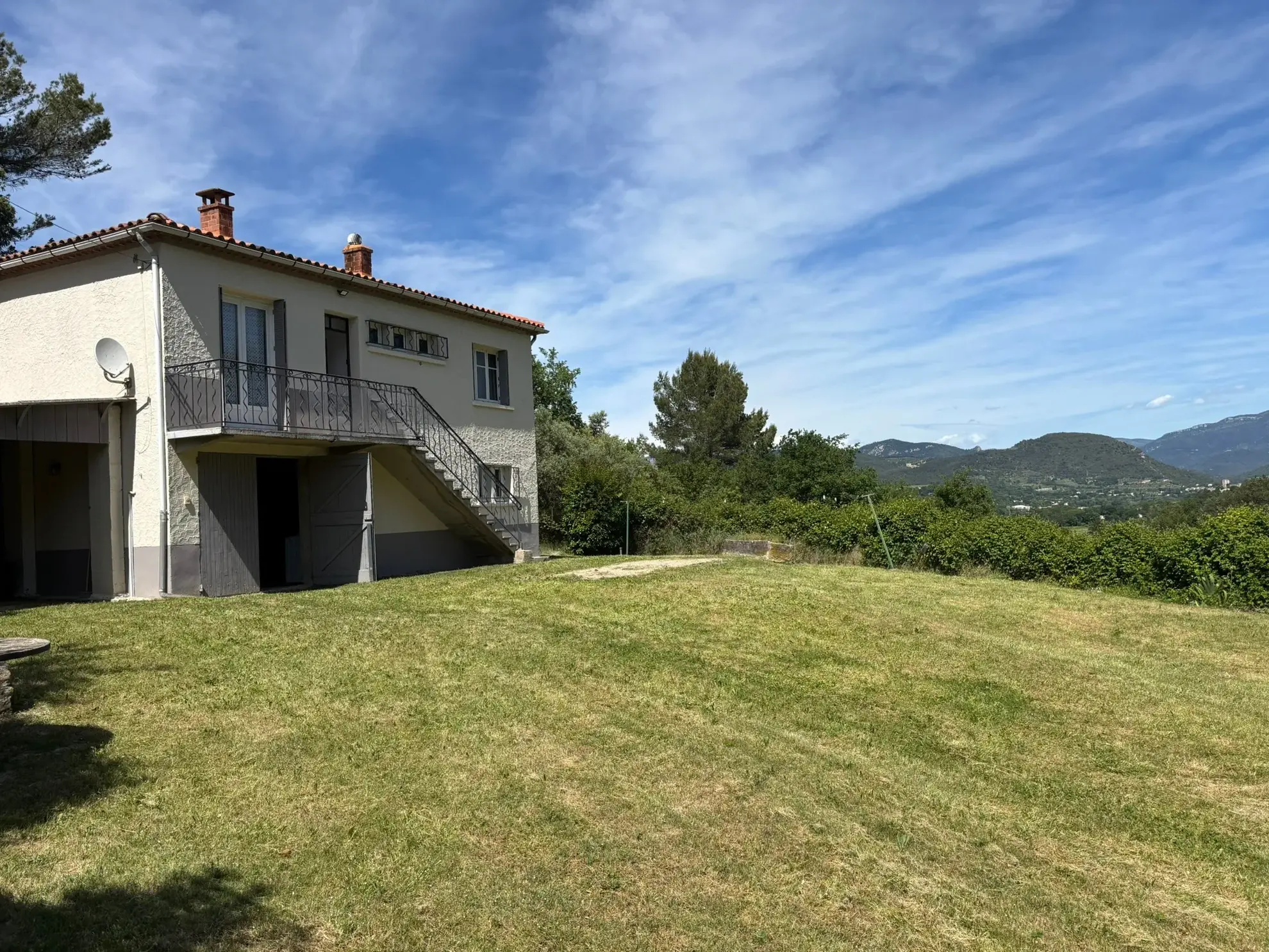 Maison avec terrain de 1000 m² à Entrechaux, vue dégagée, garage, possibilité d'agrandissement 