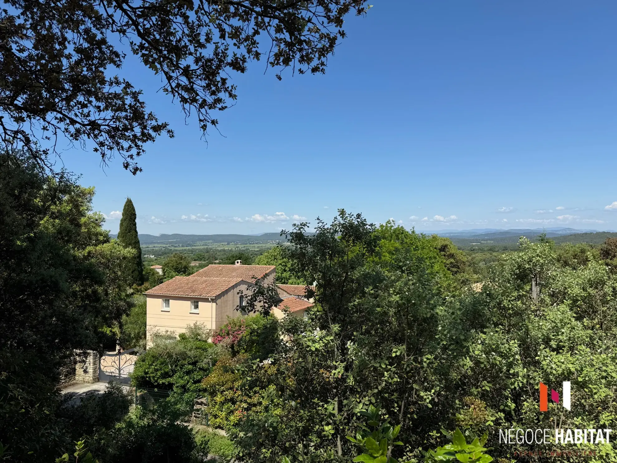 Charmante maison T5 de 130 m² avec jardin et vue dégagée à VILLEVIELLE