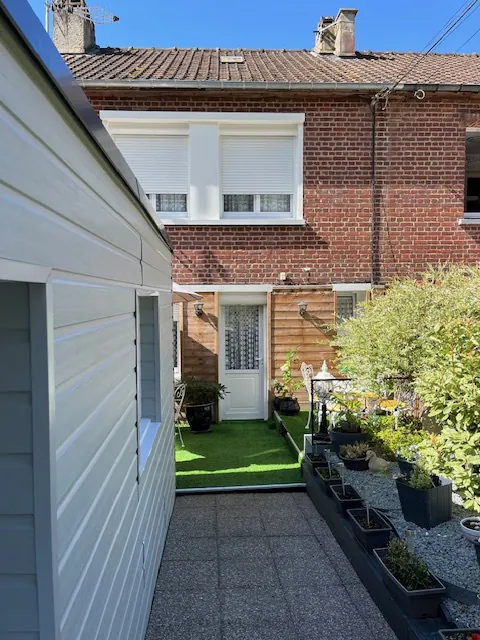 Maison mitoyenne rénovée à Gamaches avec terrasse et dépendances