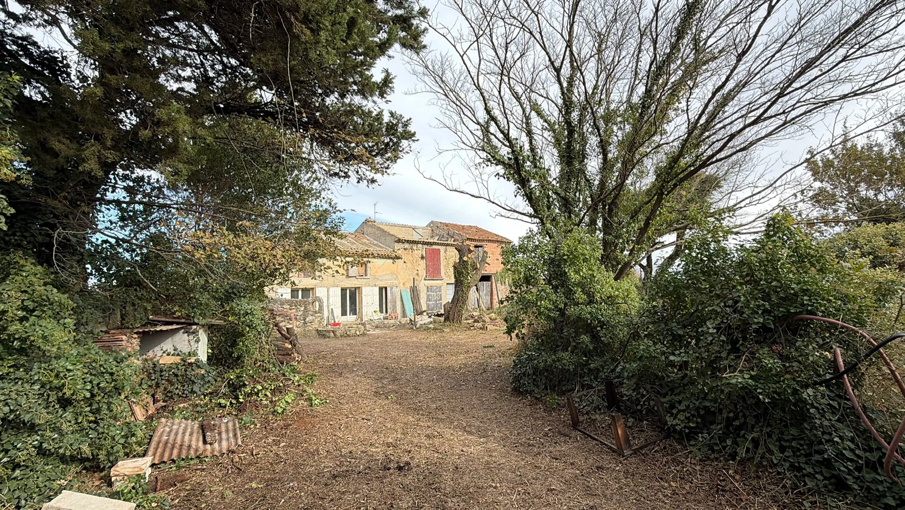Maison à rénover avec grand jardin et potentiel habitables à Caderousse