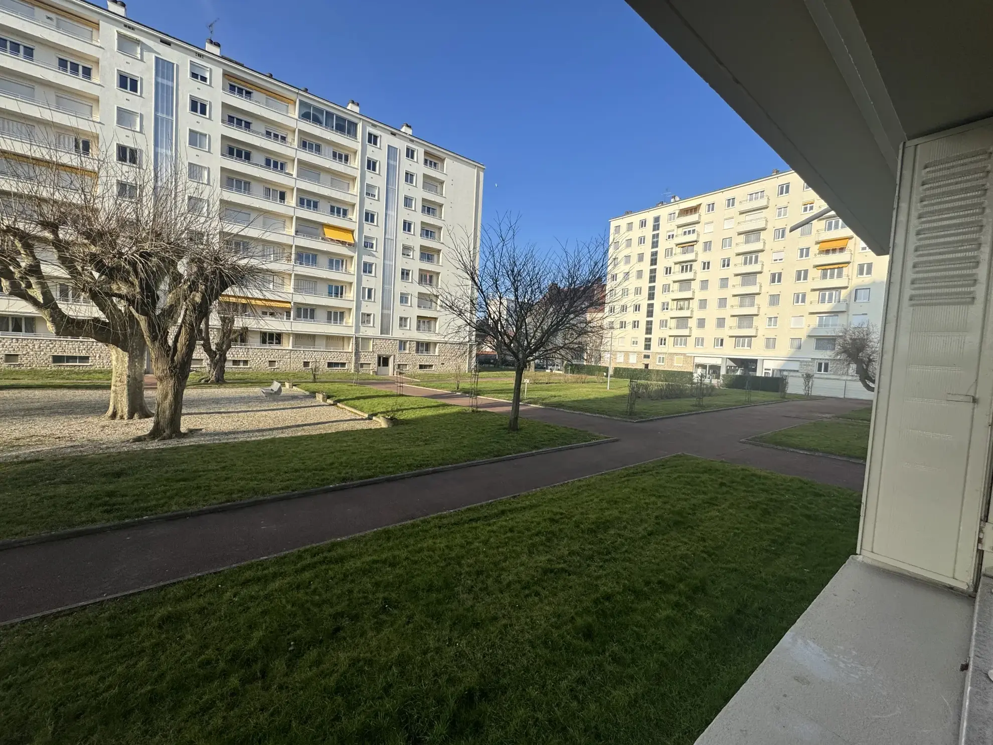Appartement rénové de 56m² à Troyes avec 2 chambres, cave et box, proximité mairie