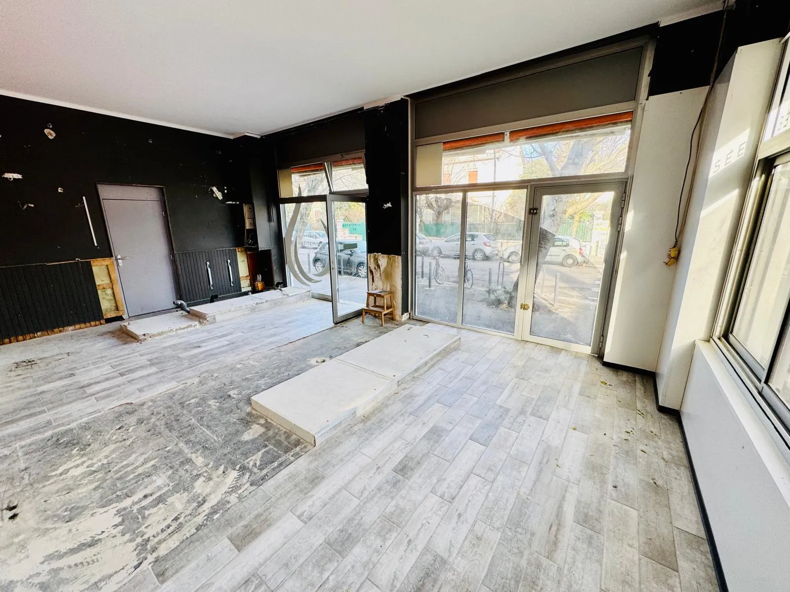 Murs commerciaux à Grenoble de 60 m² avec possibilité d'aménagement pour restauration ou bureaux 