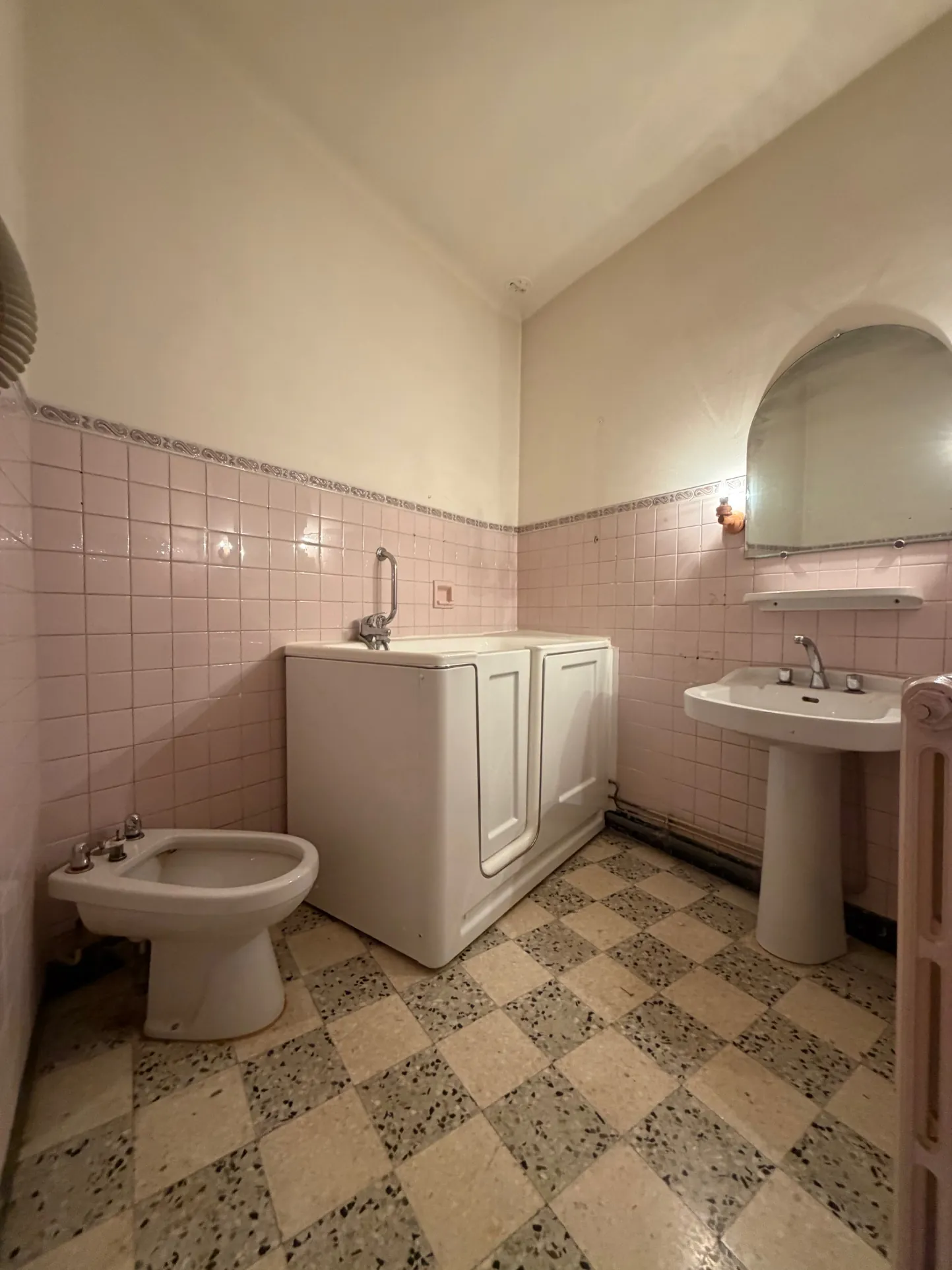 Maison ancienne à rénover au cœur de Piolenc avec potentiel d'aménagement exceptionnel 