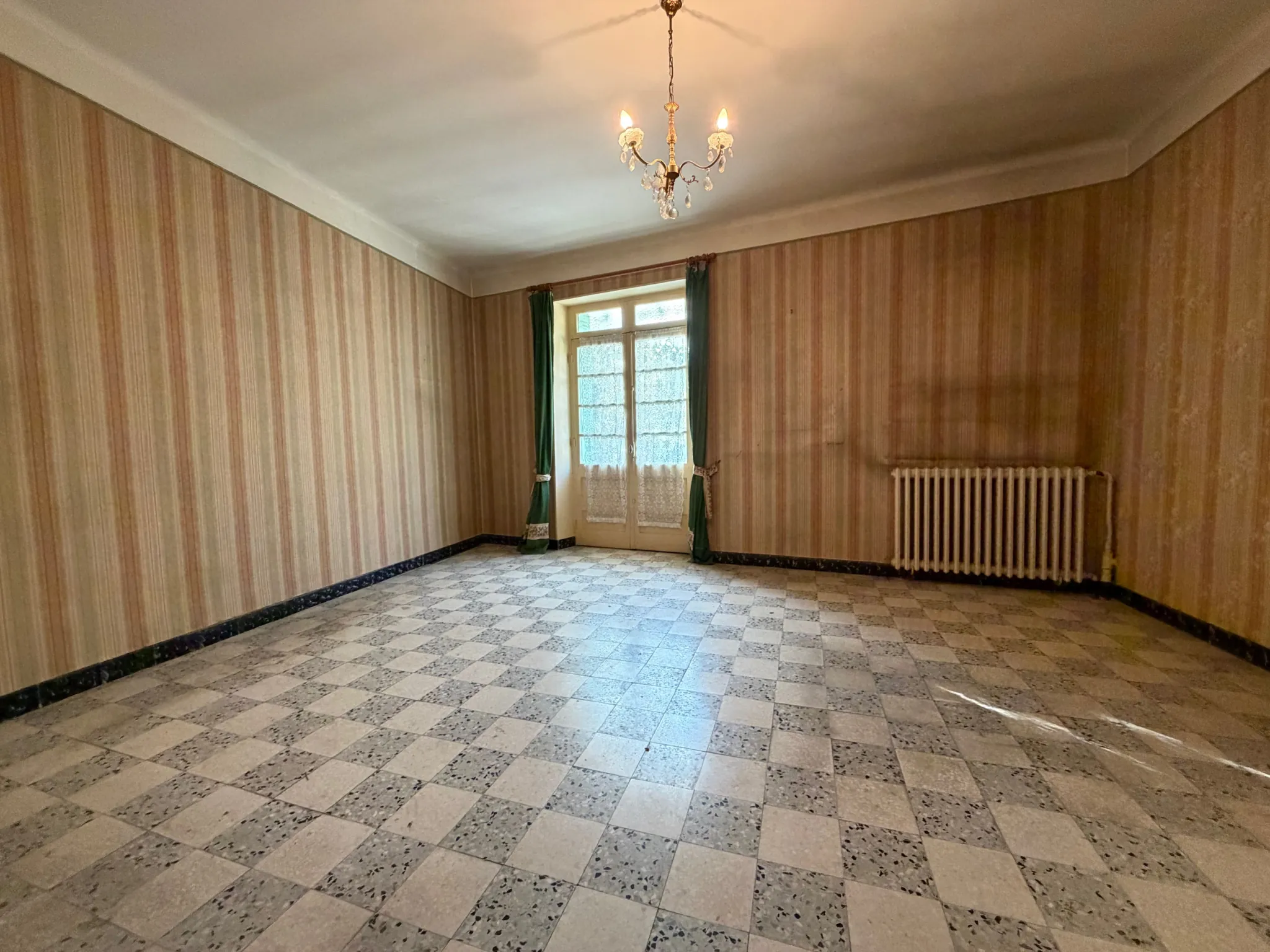 Maison ancienne à rénover au cœur de Piolenc avec potentiel d'aménagement exceptionnel 