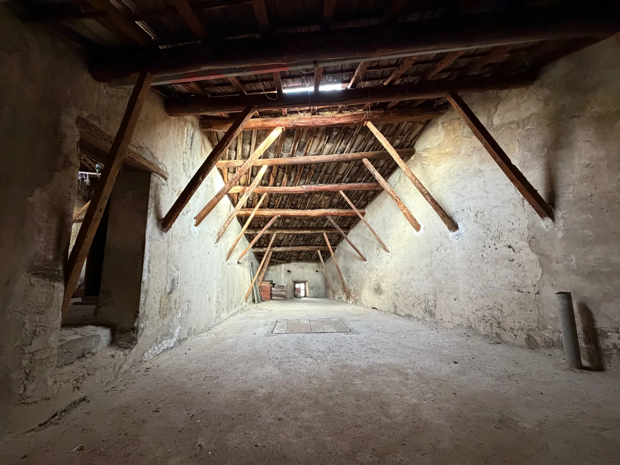 Maison ancienne à rénover au cœur de Piolenc avec potentiel d'aménagement exceptionnel 