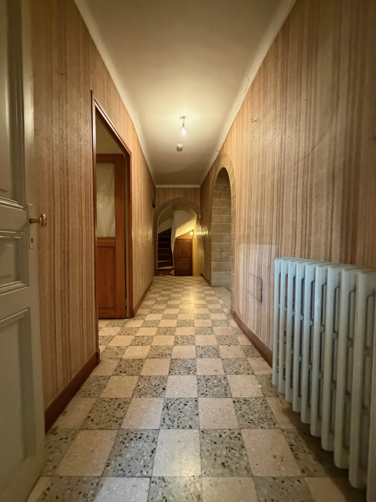 Maison ancienne à rénover au cœur de Piolenc avec potentiel d'aménagement exceptionnel 