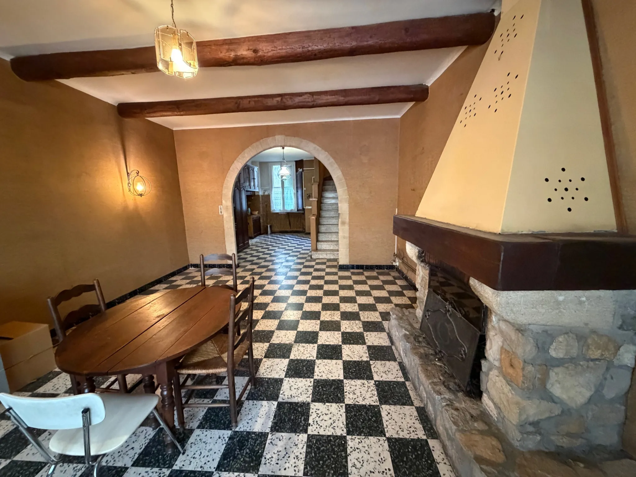 Maison ancienne à rénover au cœur de Piolenc avec potentiel d'aménagement exceptionnel 