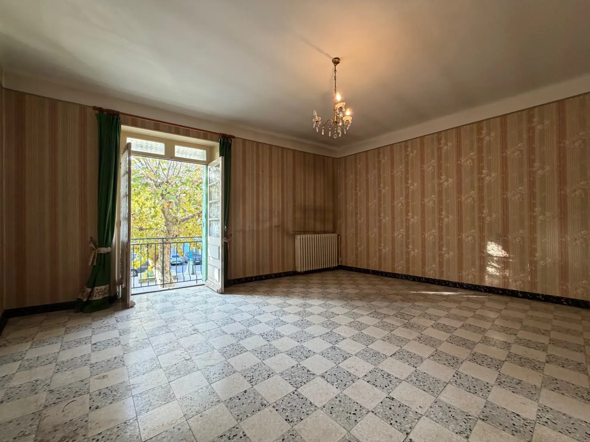 Maison ancienne à rénover au cœur de Piolenc avec potentiel d'aménagement exceptionnel 