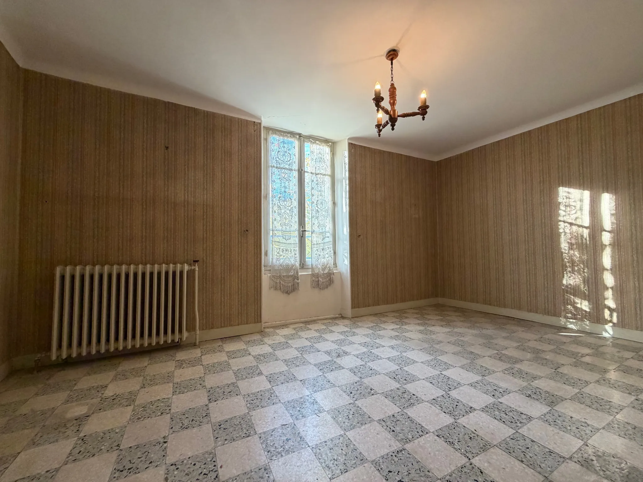 Maison ancienne à rénover au cœur de Piolenc avec potentiel d'aménagement exceptionnel 