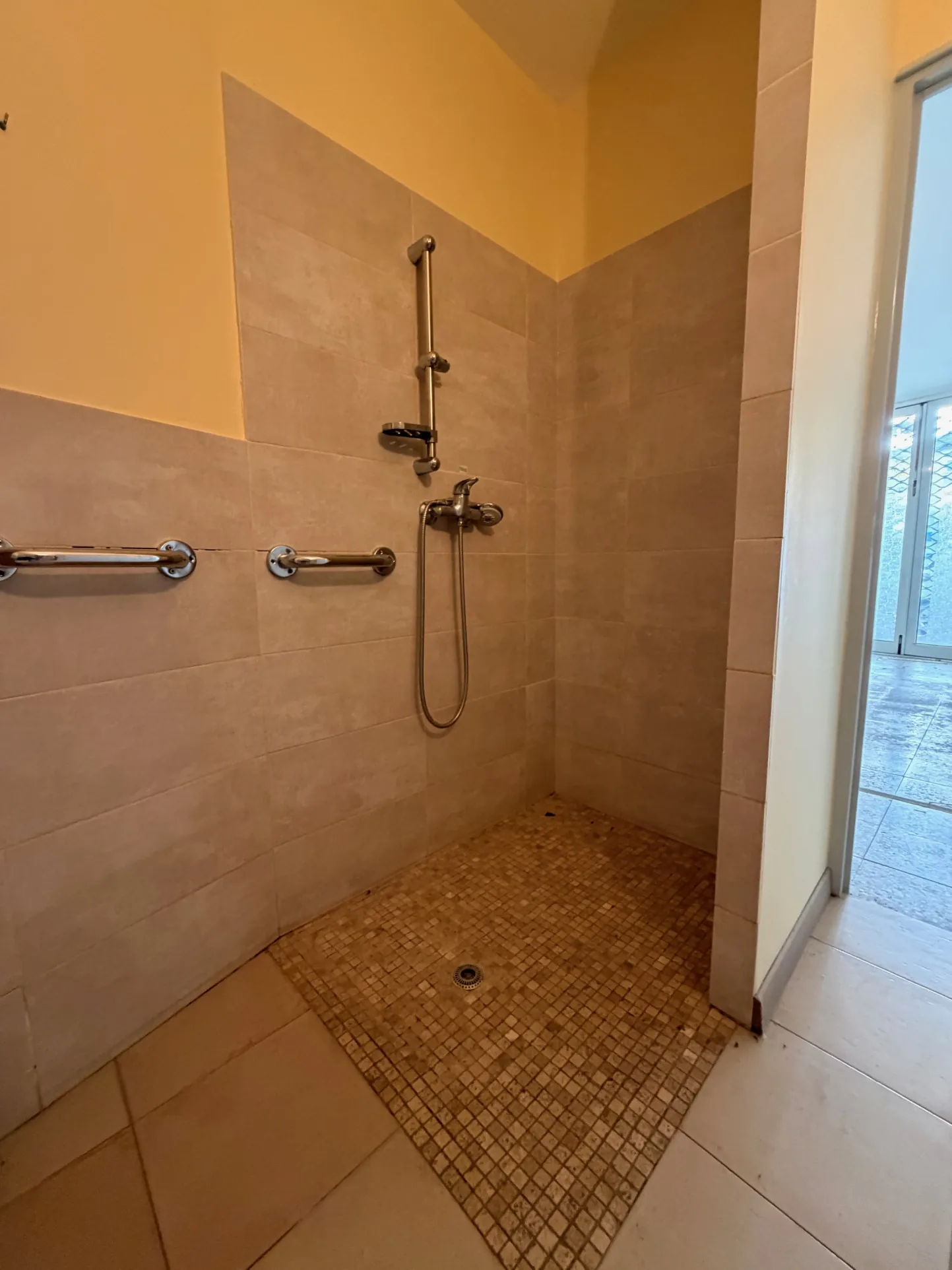 Maison ancienne à rénover au cœur de Piolenc avec potentiel d'aménagement exceptionnel 