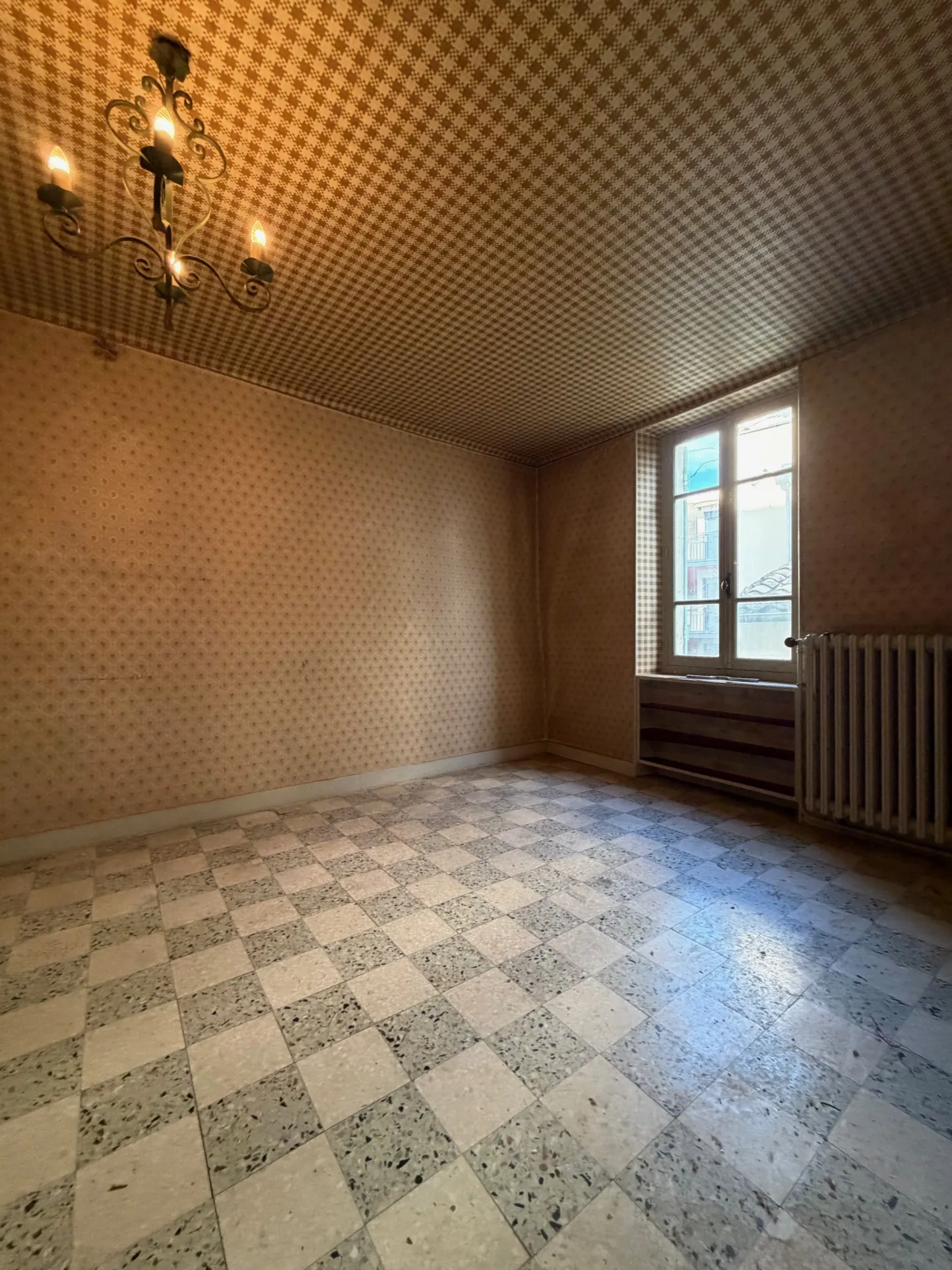 Maison ancienne à rénover au cœur de Piolenc avec potentiel d'aménagement exceptionnel 