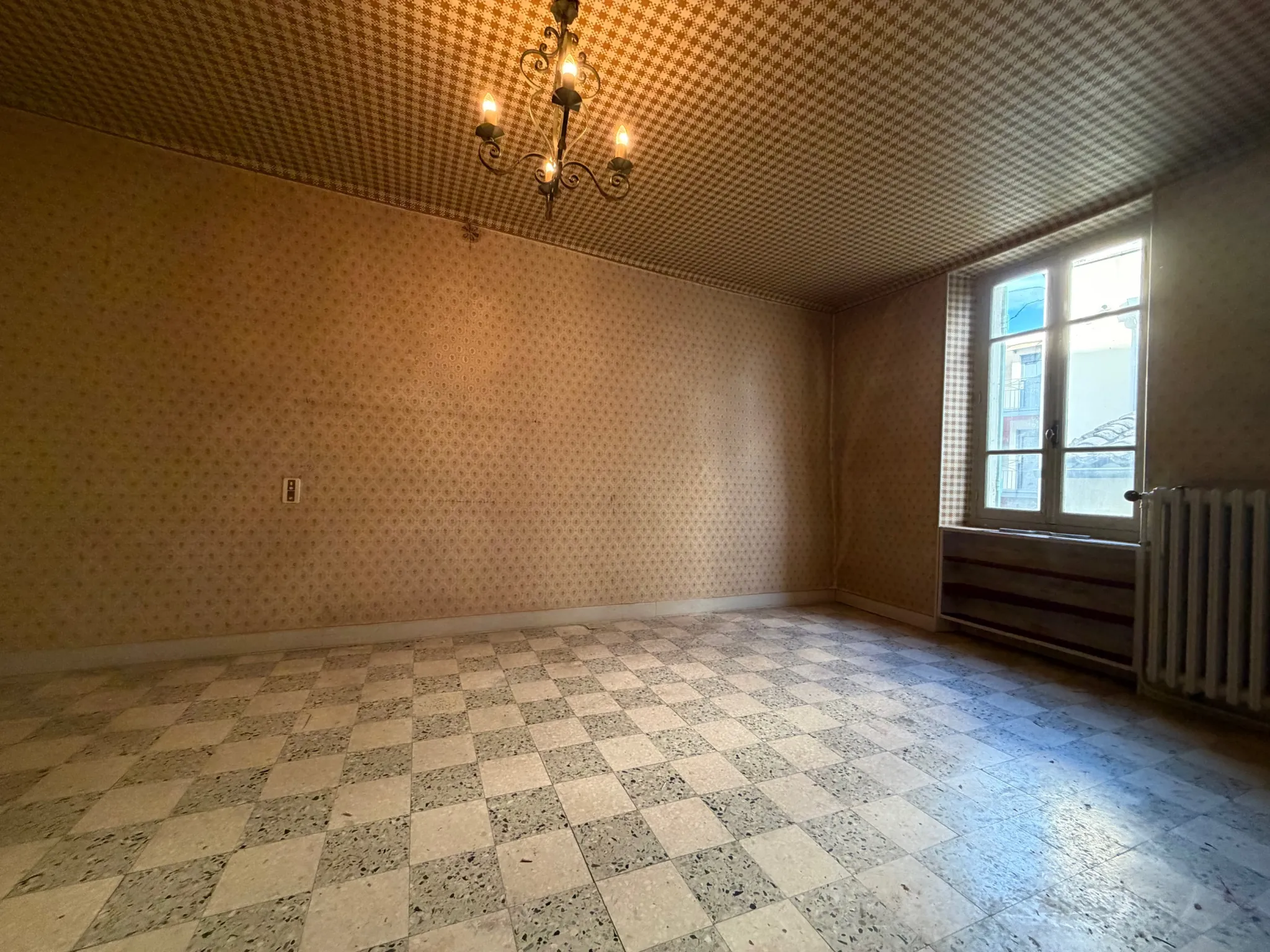 Maison ancienne à rénover au cœur de Piolenc avec potentiel d'aménagement exceptionnel 