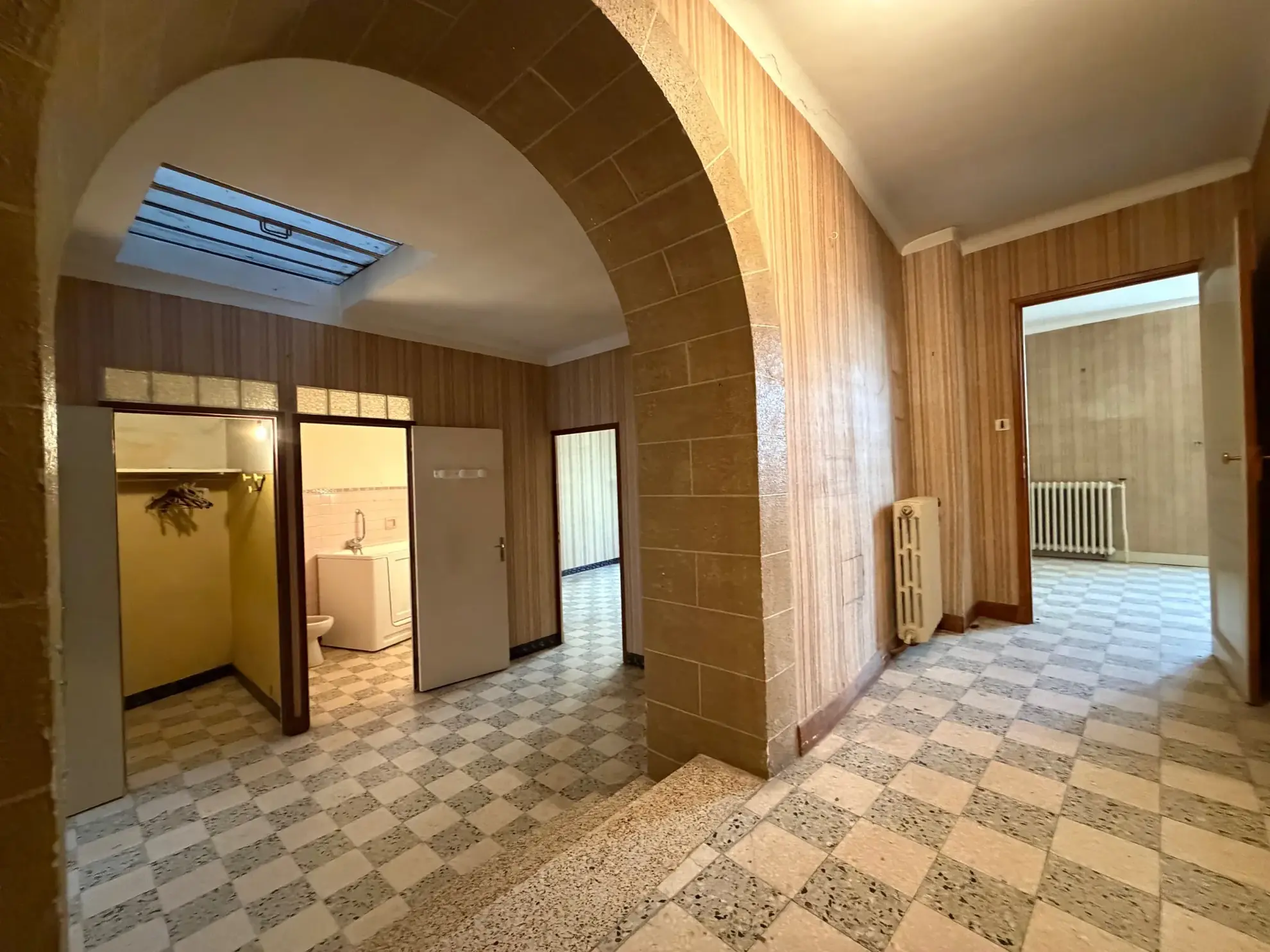 Maison ancienne à rénover au cœur de Piolenc avec potentiel d'aménagement exceptionnel 