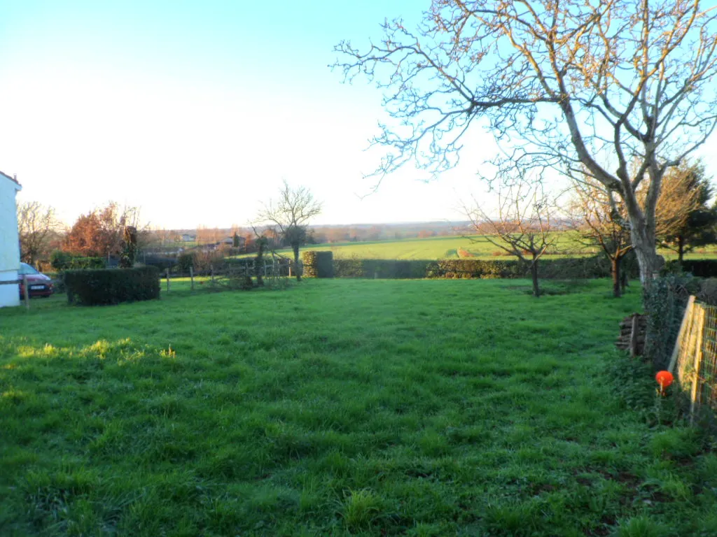 Terrain à bâtir de 893 m² à Pouzauges, secteur calme et proche réseaux