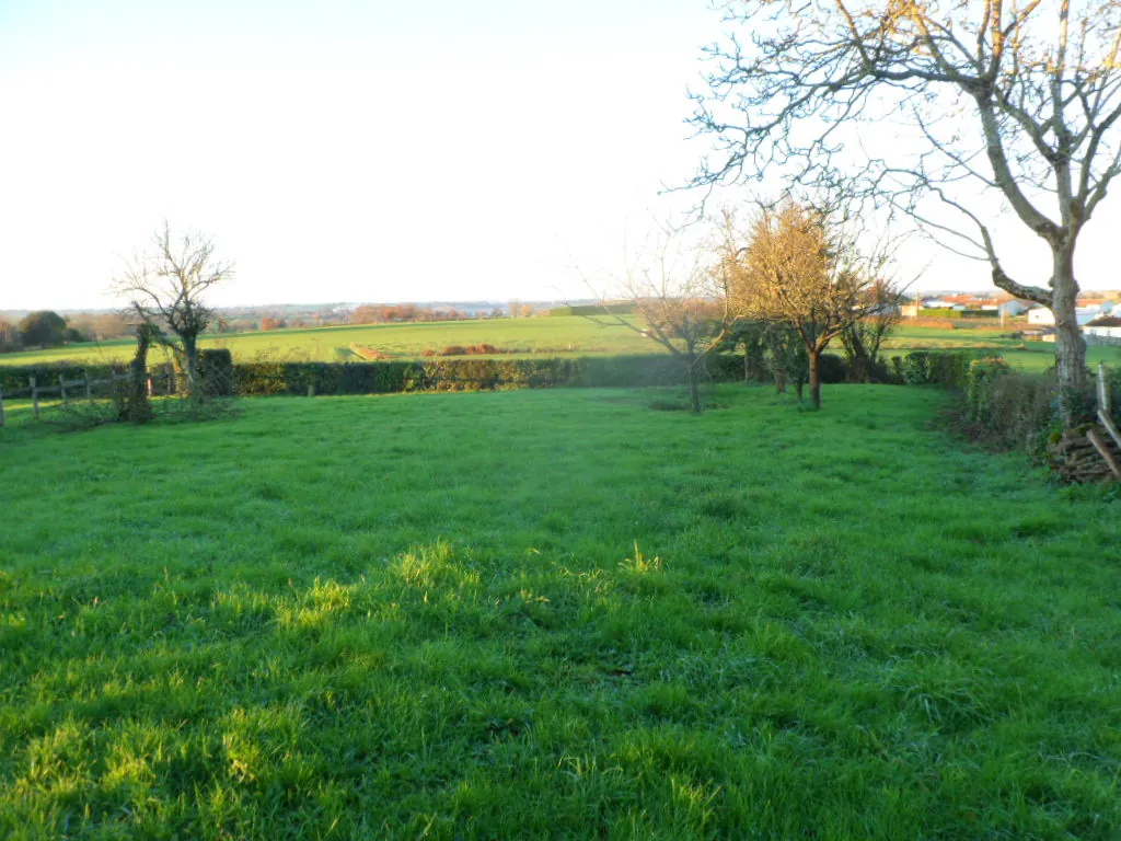 Terrain à bâtir de 893 m² à Pouzauges, secteur calme et proche réseaux 