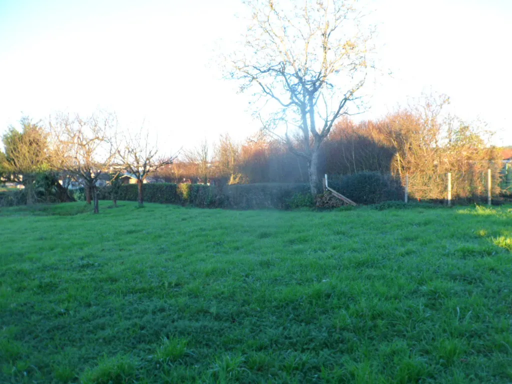 Terrain à bâtir de 893 m² à Pouzauges, secteur calme et proche réseaux 