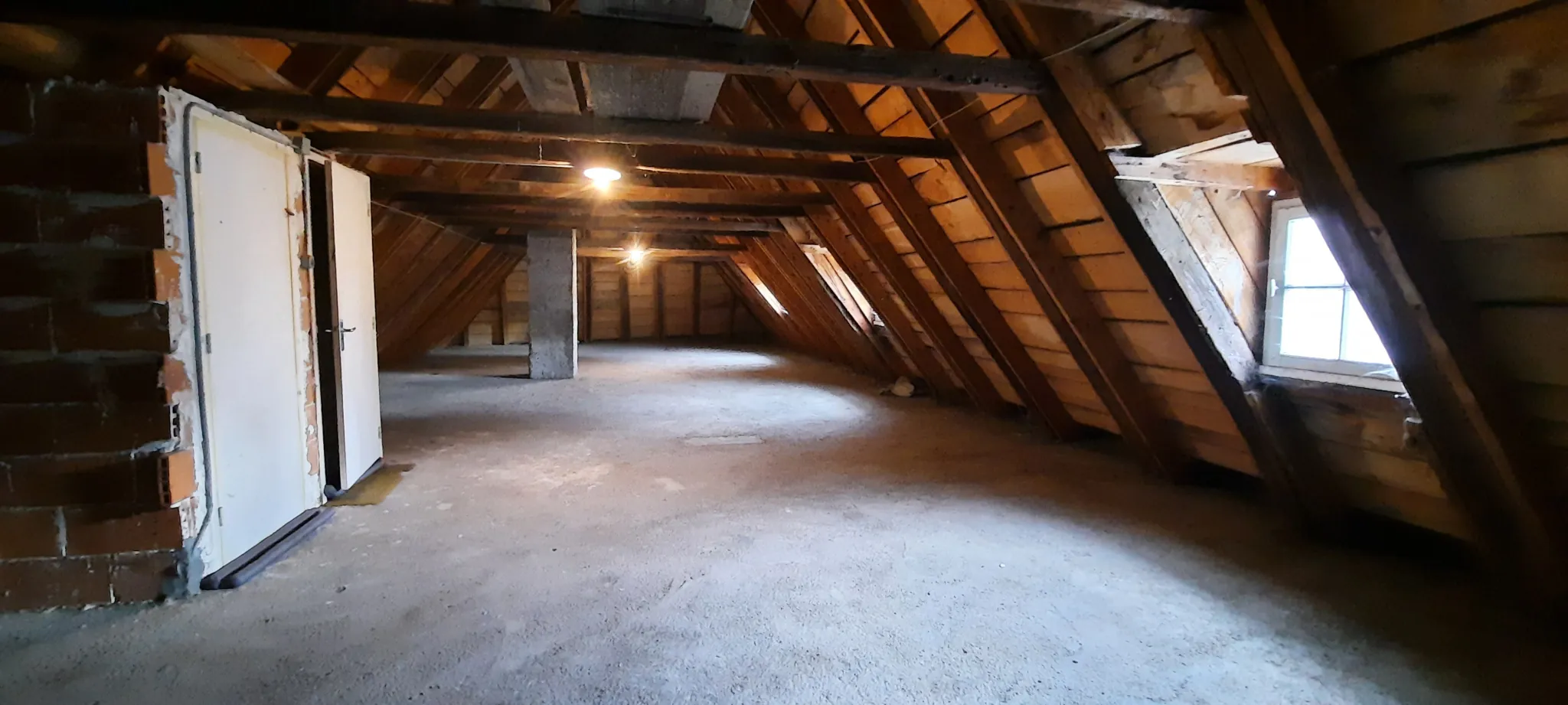 Maison en pierre de 220 m² à Montsalvy avec garages et potentiel d’aménagement 
