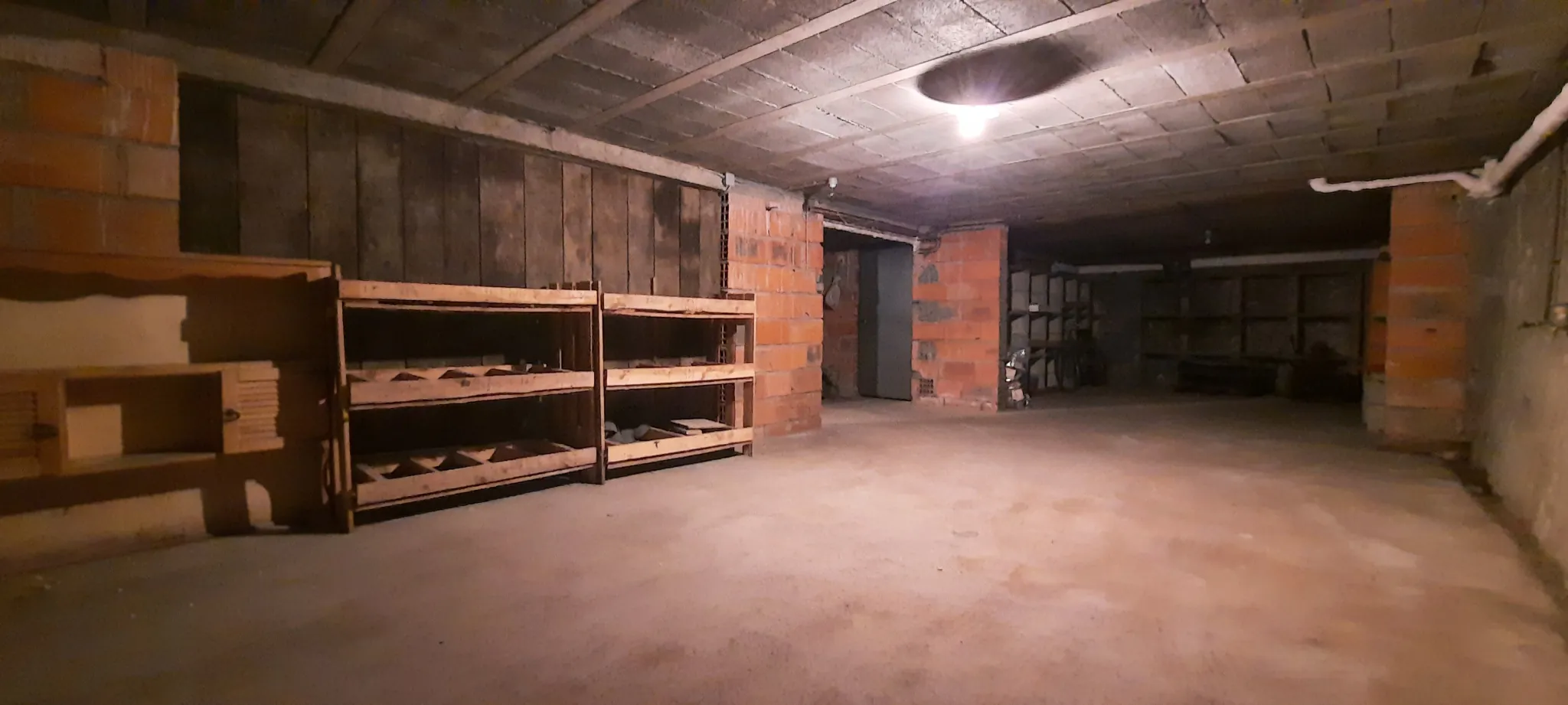 Maison en pierre de 220 m² à Montsalvy avec garages et potentiel d’aménagement 