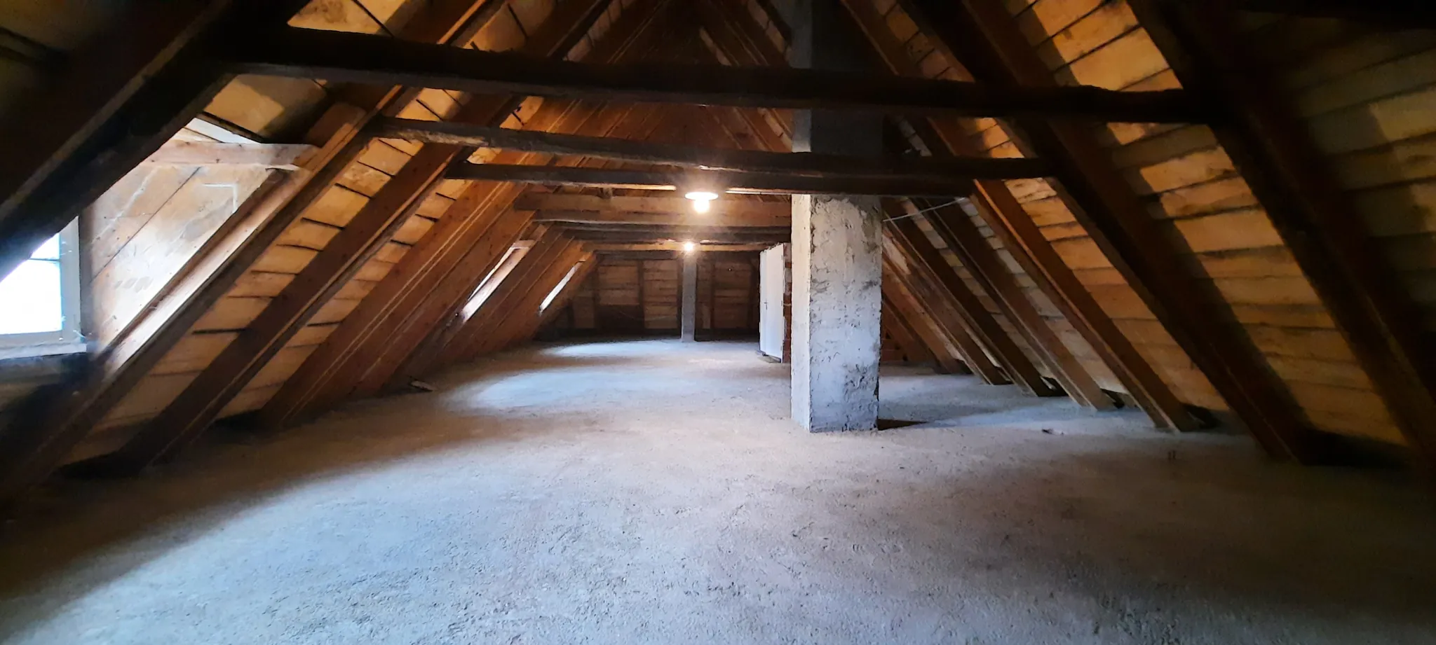 Maison en pierre de 220 m² à Montsalvy avec garages et potentiel d’aménagement 