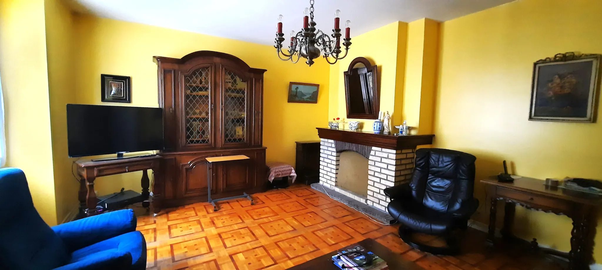 Maison en pierre de 220 m² à Montsalvy avec garages et potentiel d’aménagement 