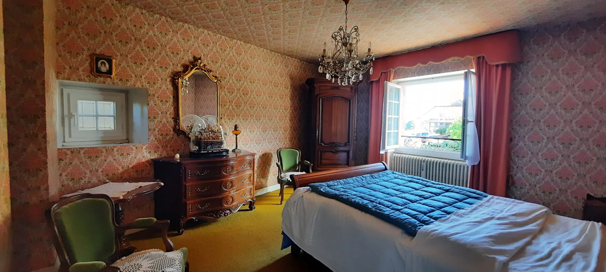 Maison en pierre de 220 m² à Montsalvy avec garages et potentiel d’aménagement 