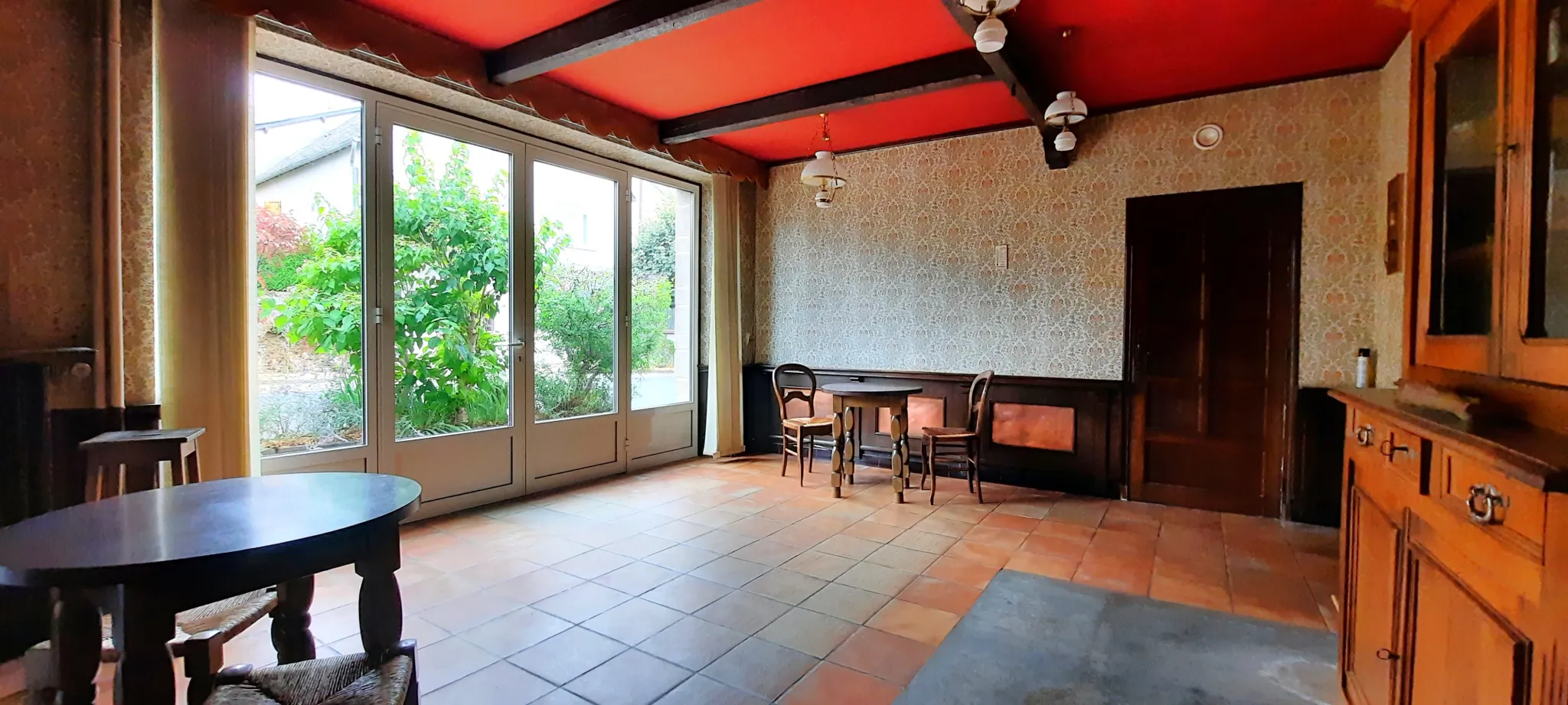 Maison en pierre de 220 m² à Montsalvy avec garages et potentiel d’aménagement 