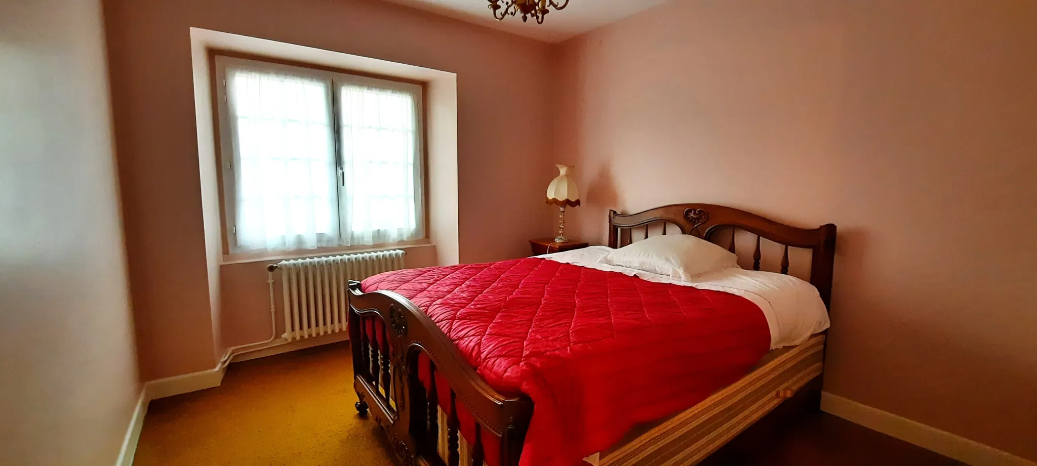 Maison en pierre de 220 m² à Montsalvy avec garages et potentiel d’aménagement 