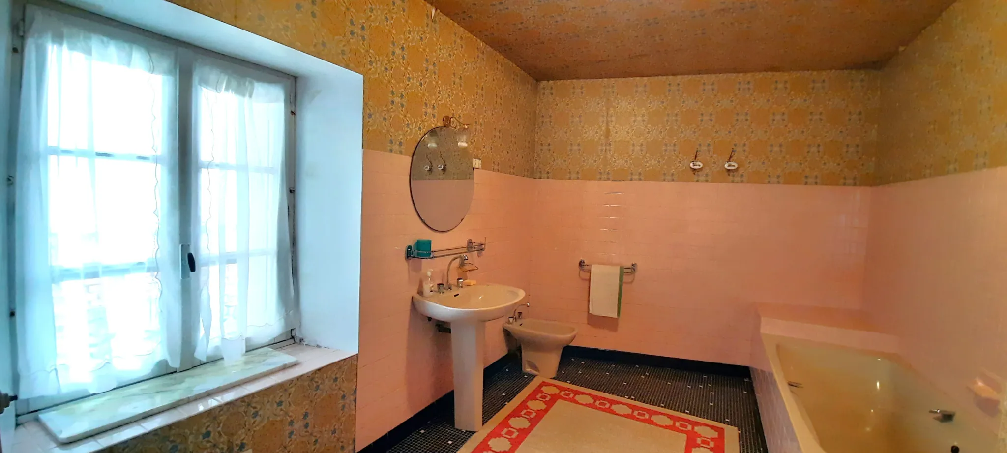 Maison en pierre de 220 m² à Montsalvy avec garages et potentiel d’aménagement 