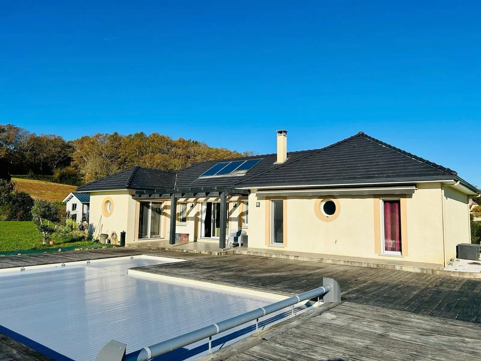 Maison récente avec 4 chambres, piscine et vue Pyrénées à Casteide Doat 