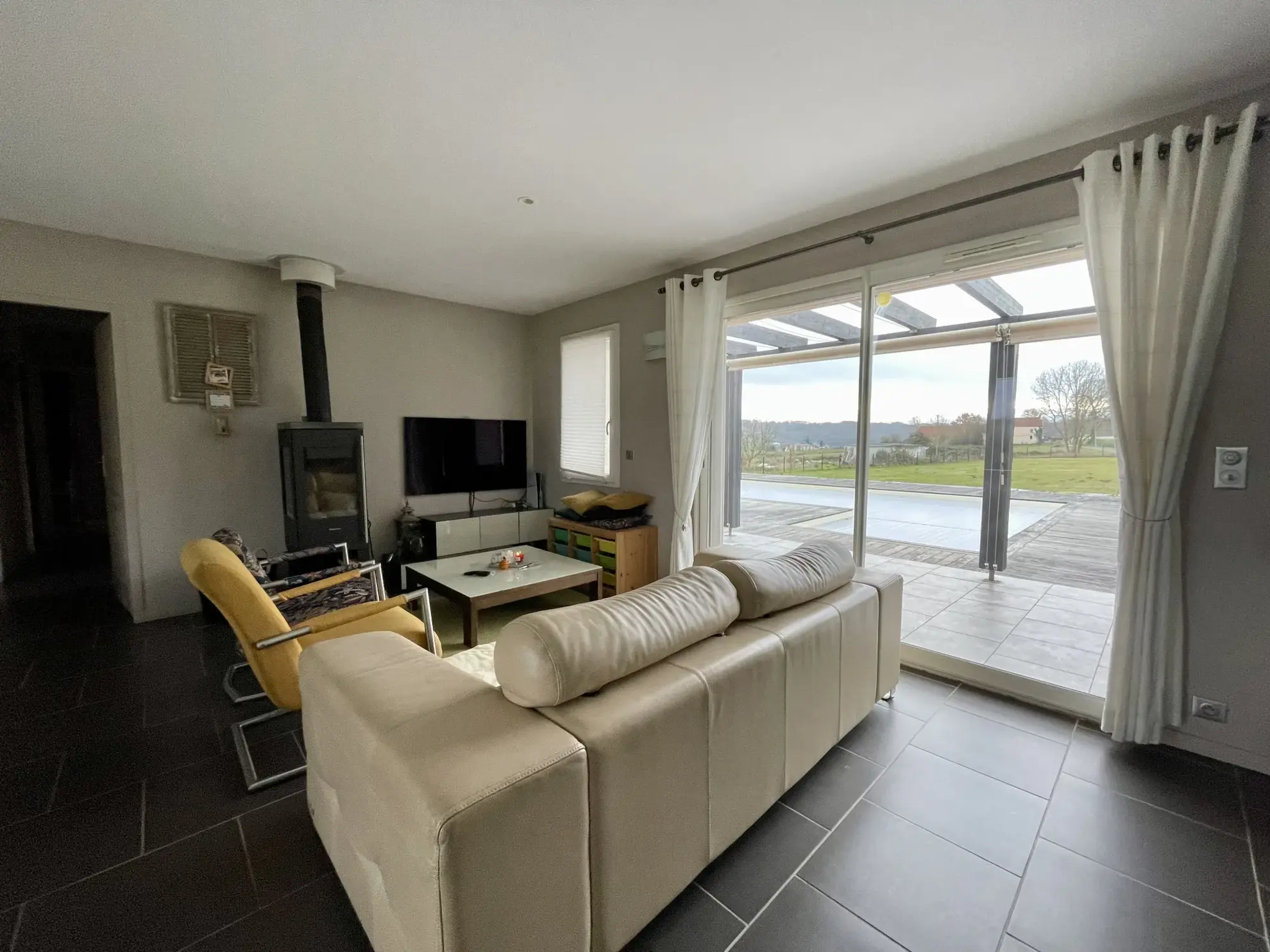 Maison récente avec 4 chambres, piscine et vue Pyrénées à Casteide Doat 