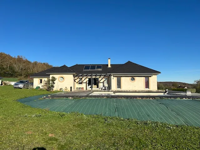 Maison récente avec 4 chambres, piscine et vue Pyrénées à Casteide Doat