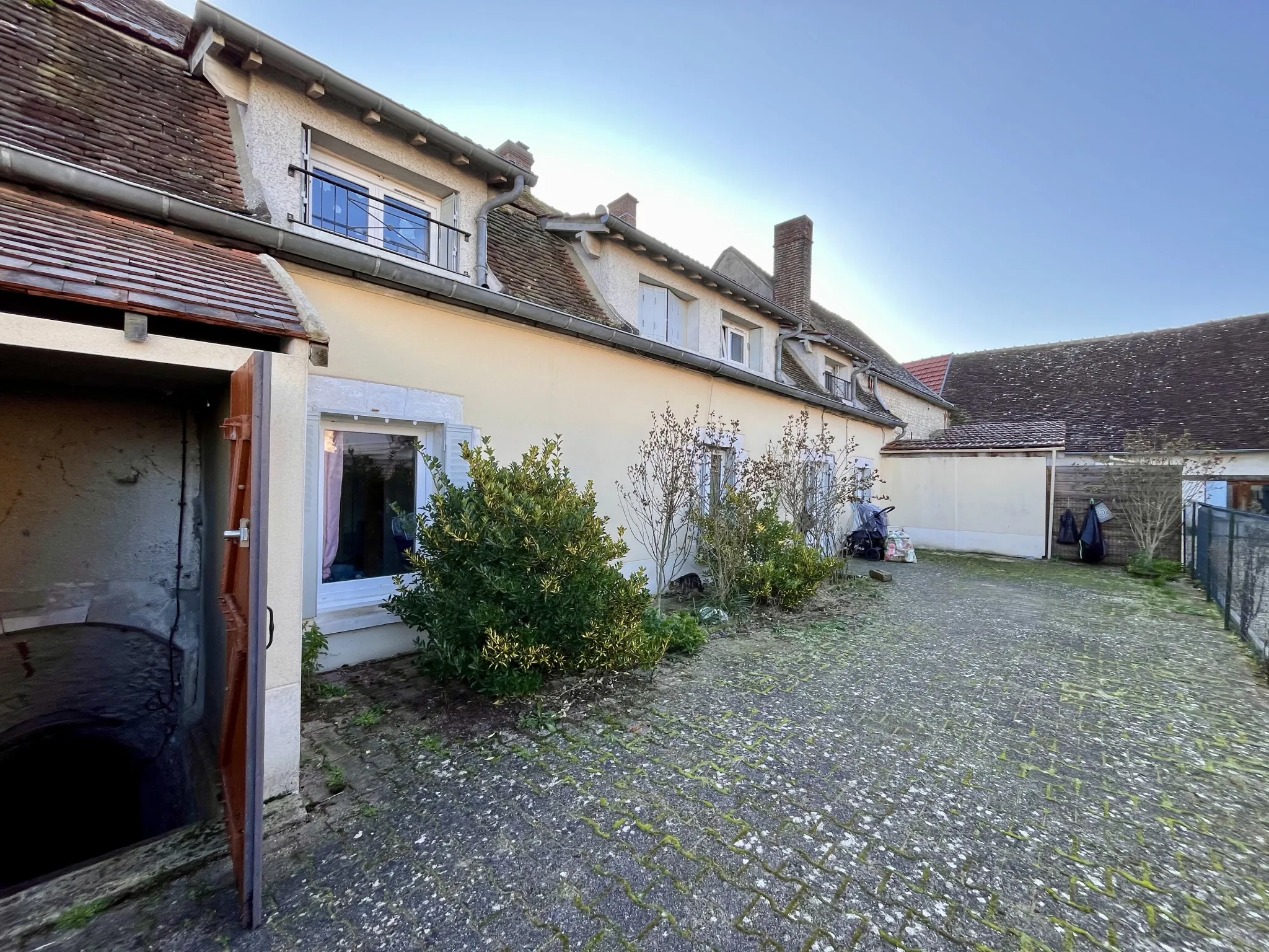 Maison de 113 m² à Bassou avec 3 chambres, cour et cave - Opportunité à saisir