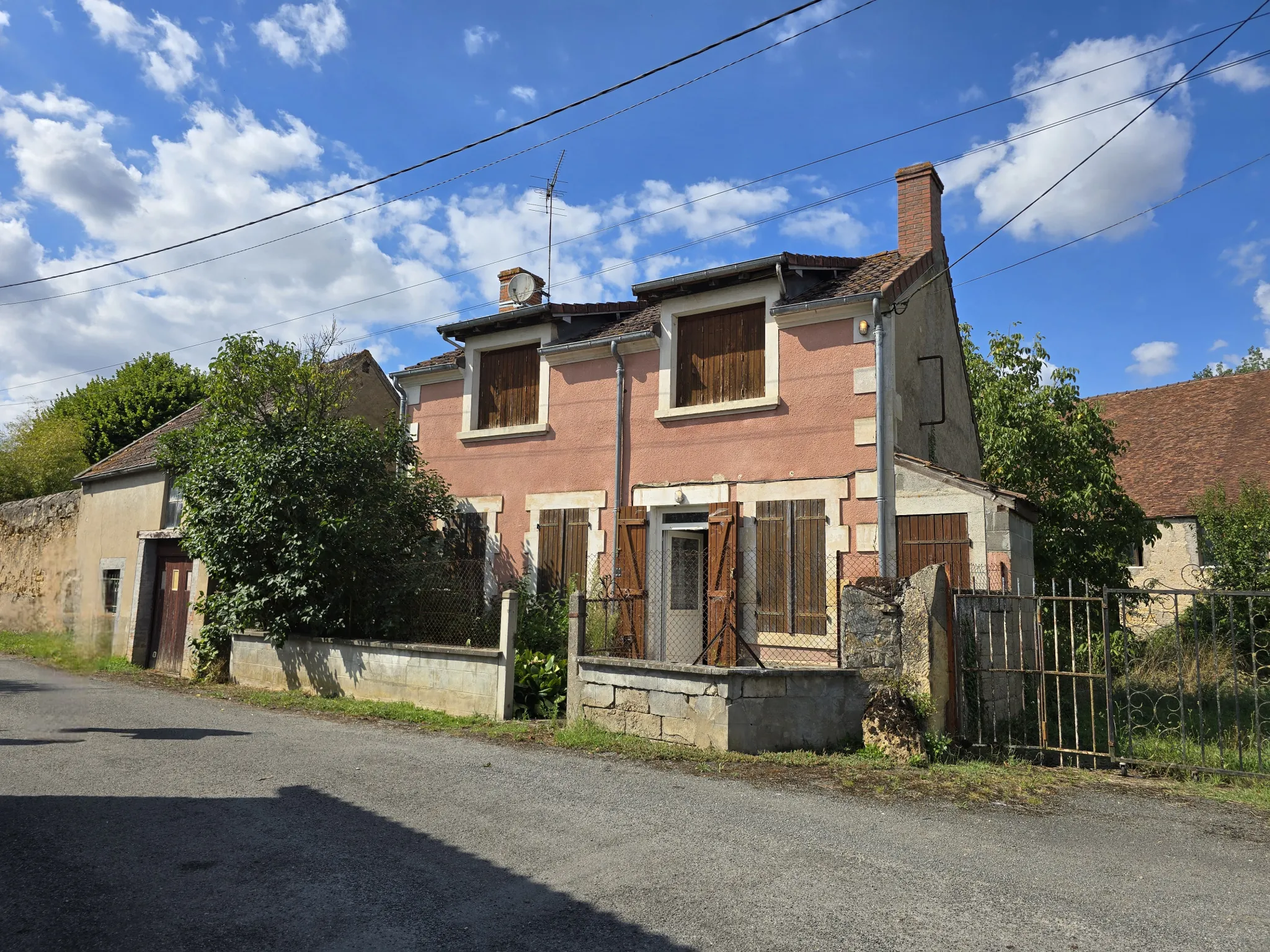 Maison à vendre avec garage et cour à Ainay le Vieil
