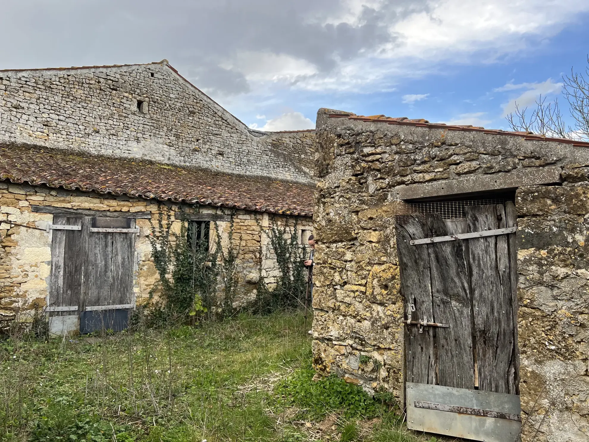 Maison en pierre à Thire avec dépendances et terrain grand volume 