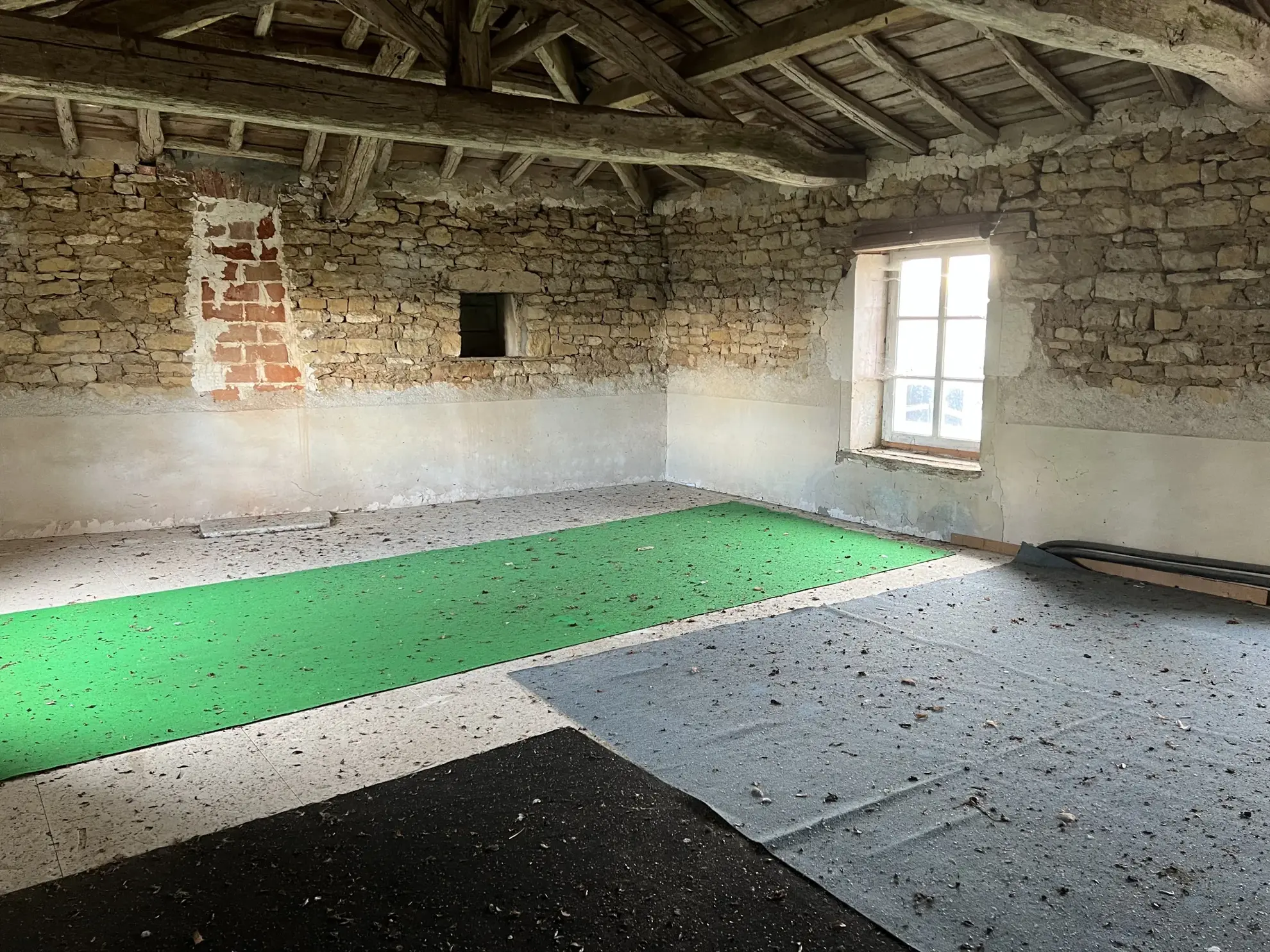 Maison en pierre à Thire avec dépendances et terrain grand volume 