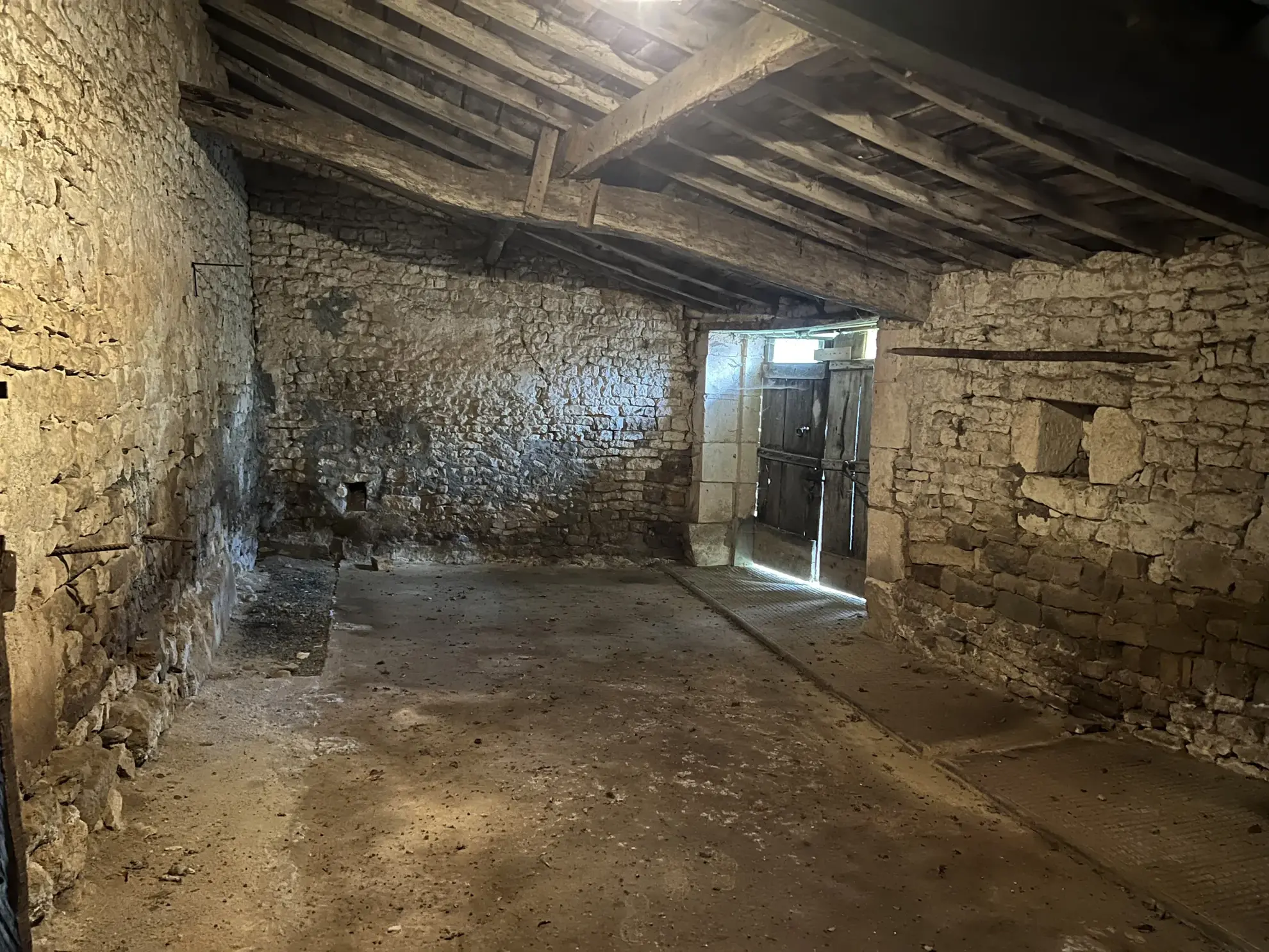 Maison en pierre à Thire avec dépendances et terrain grand volume 