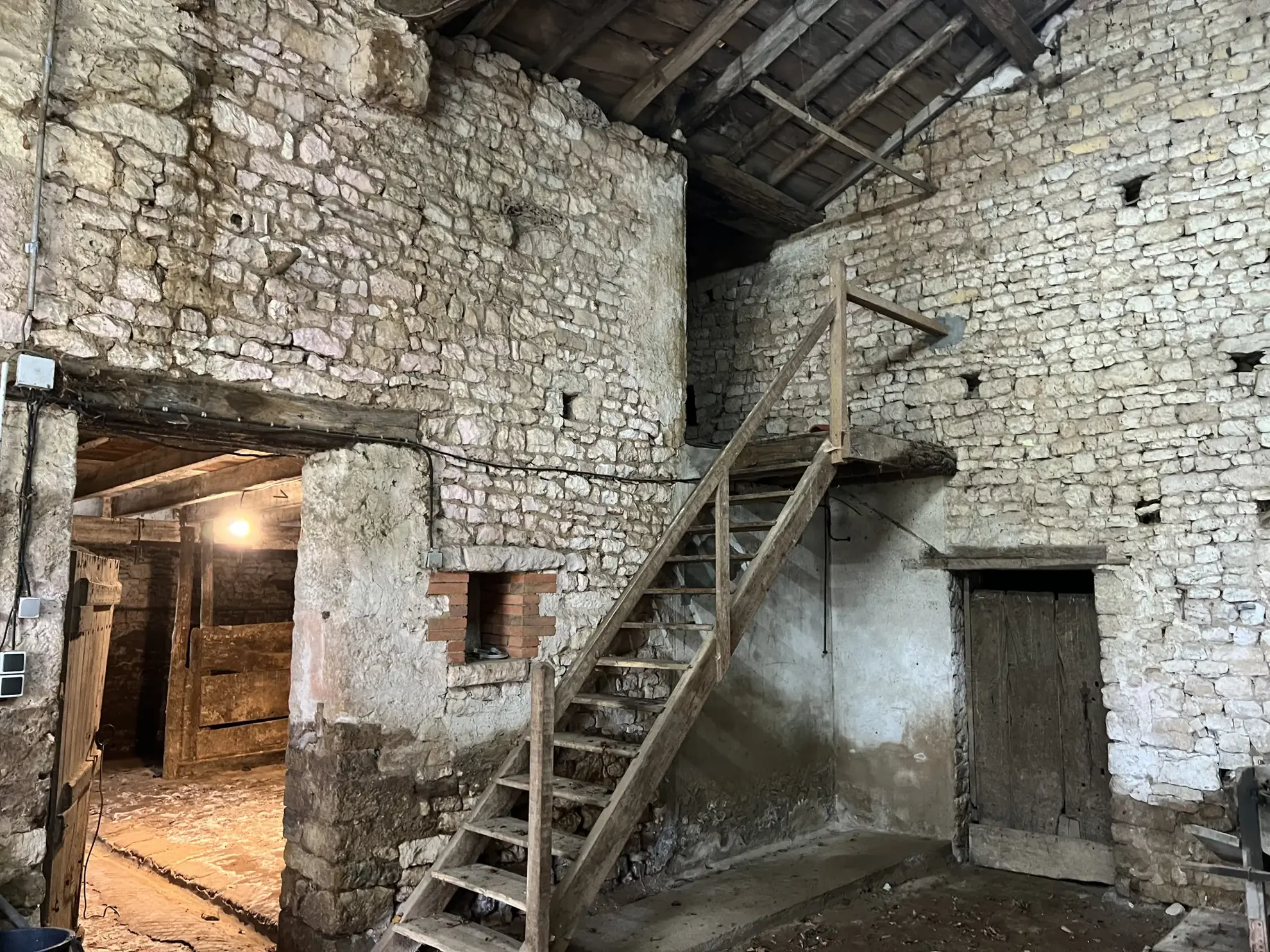 Maison en pierre à Thire avec dépendances et terrain grand volume 